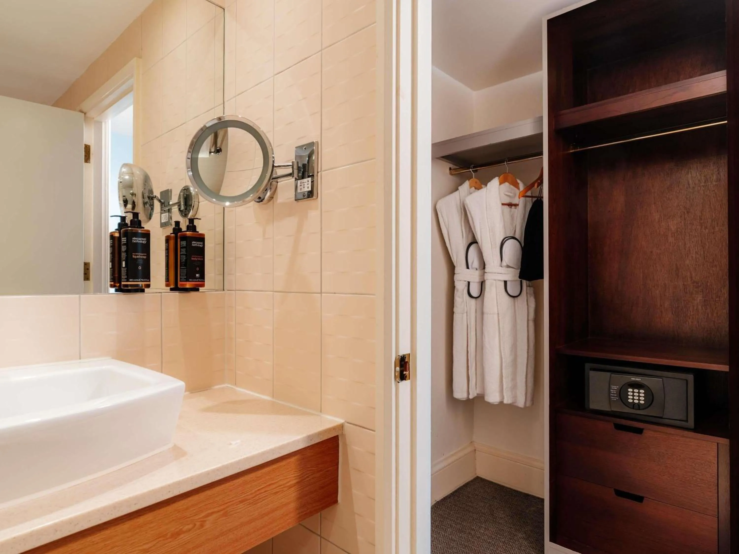 Bedroom in Mercure Daventry Court Hotel