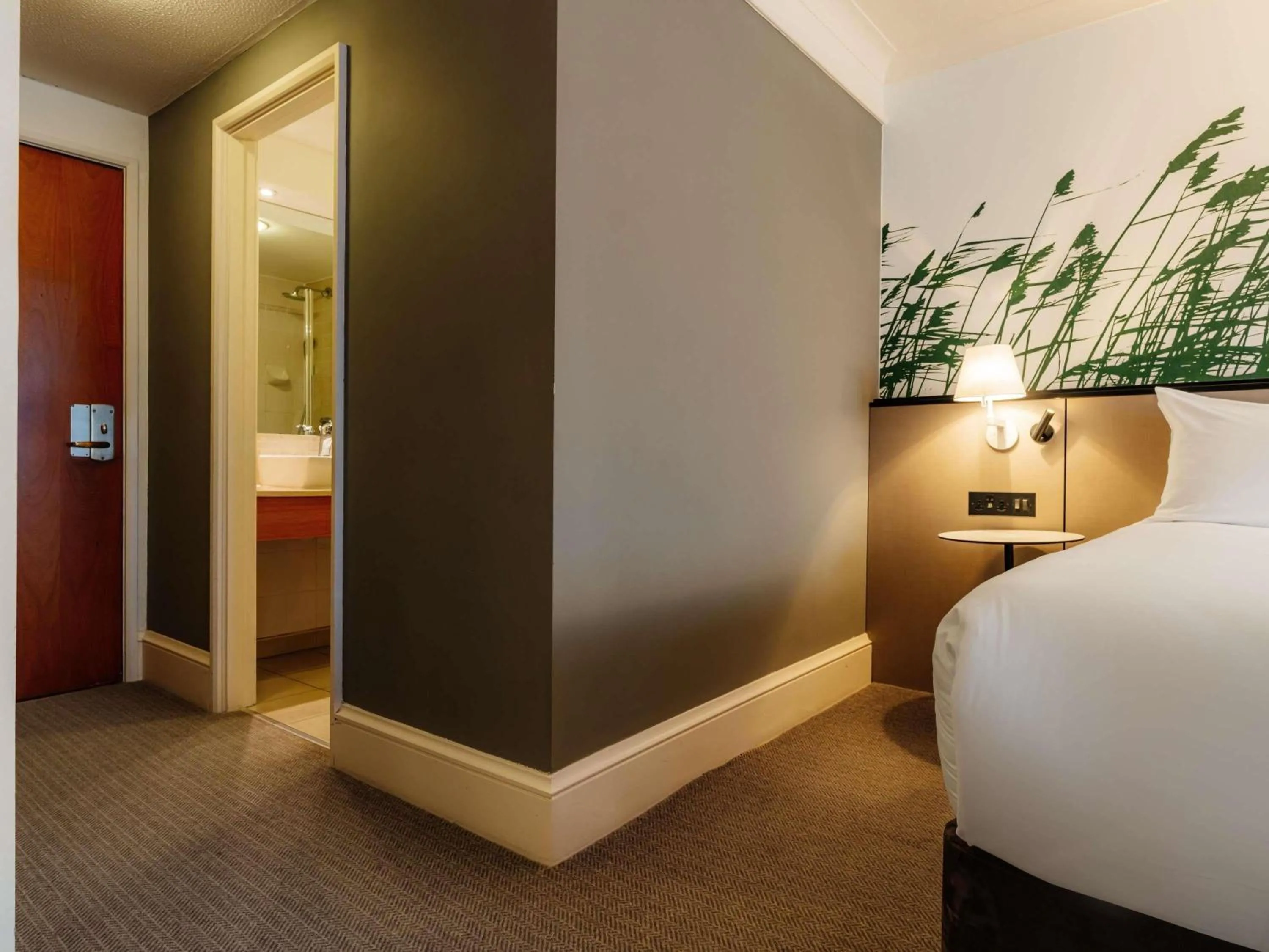 Bedroom, Bed in Mercure Daventry Court Hotel