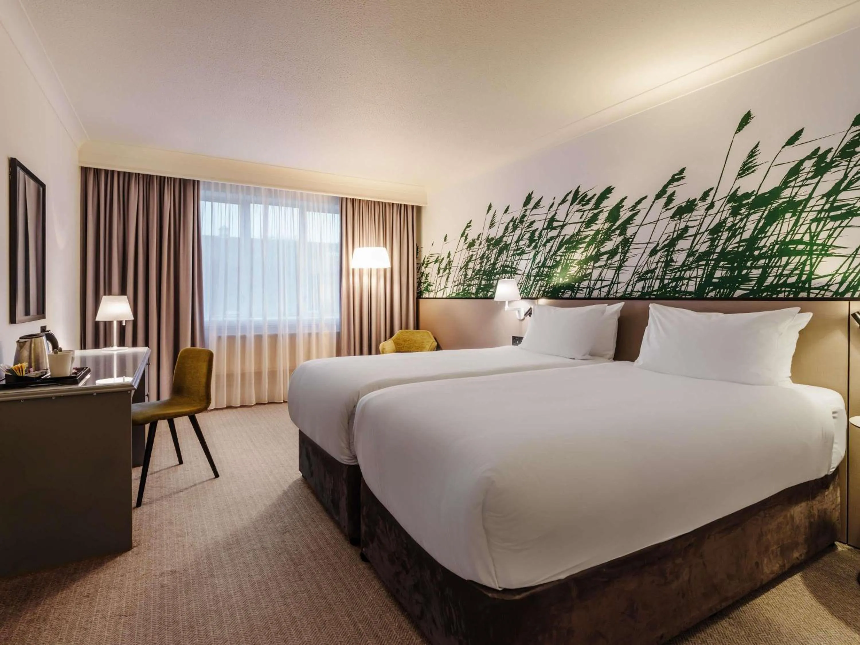 Bedroom, Bed in Mercure Daventry Court Hotel