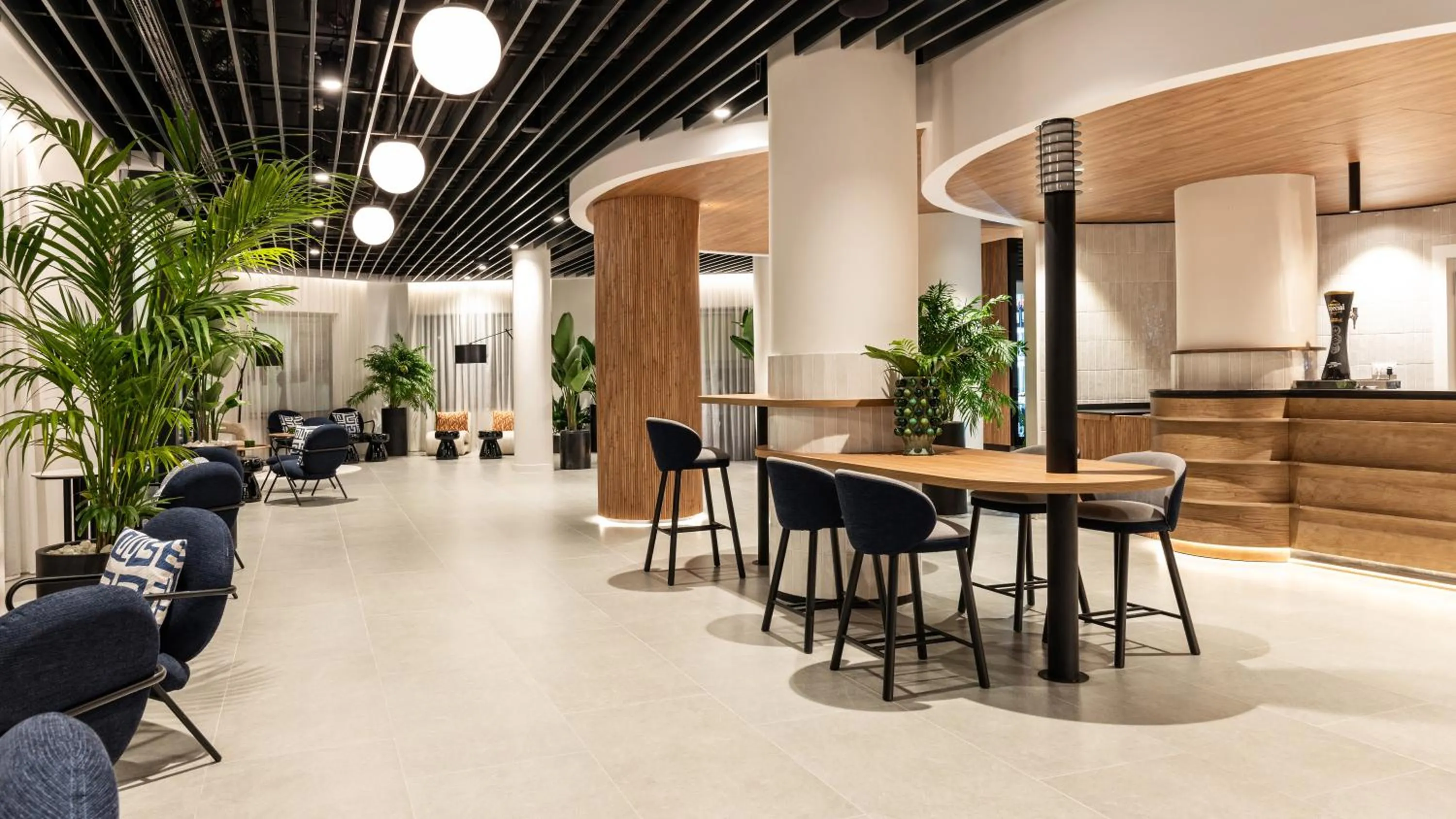 Restaurant/places to eat in Barceló Santa Cruz Contemporáneo