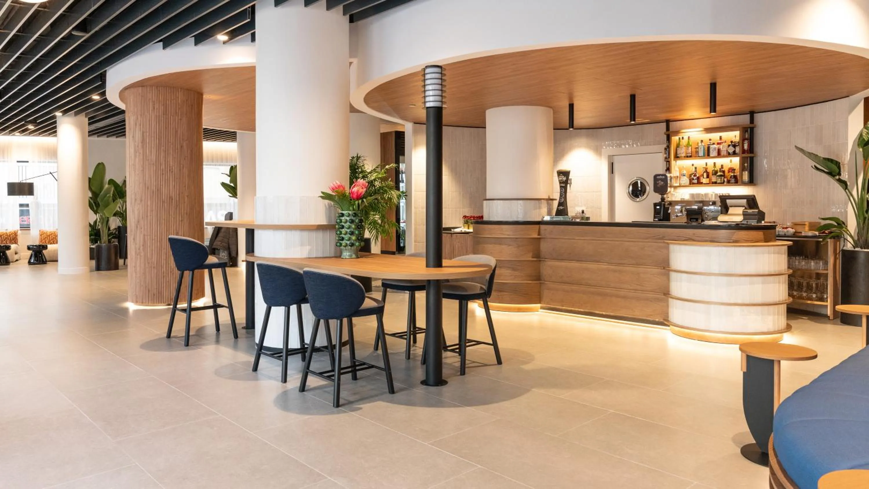 Restaurant/places to eat in Barceló Santa Cruz Contemporáneo