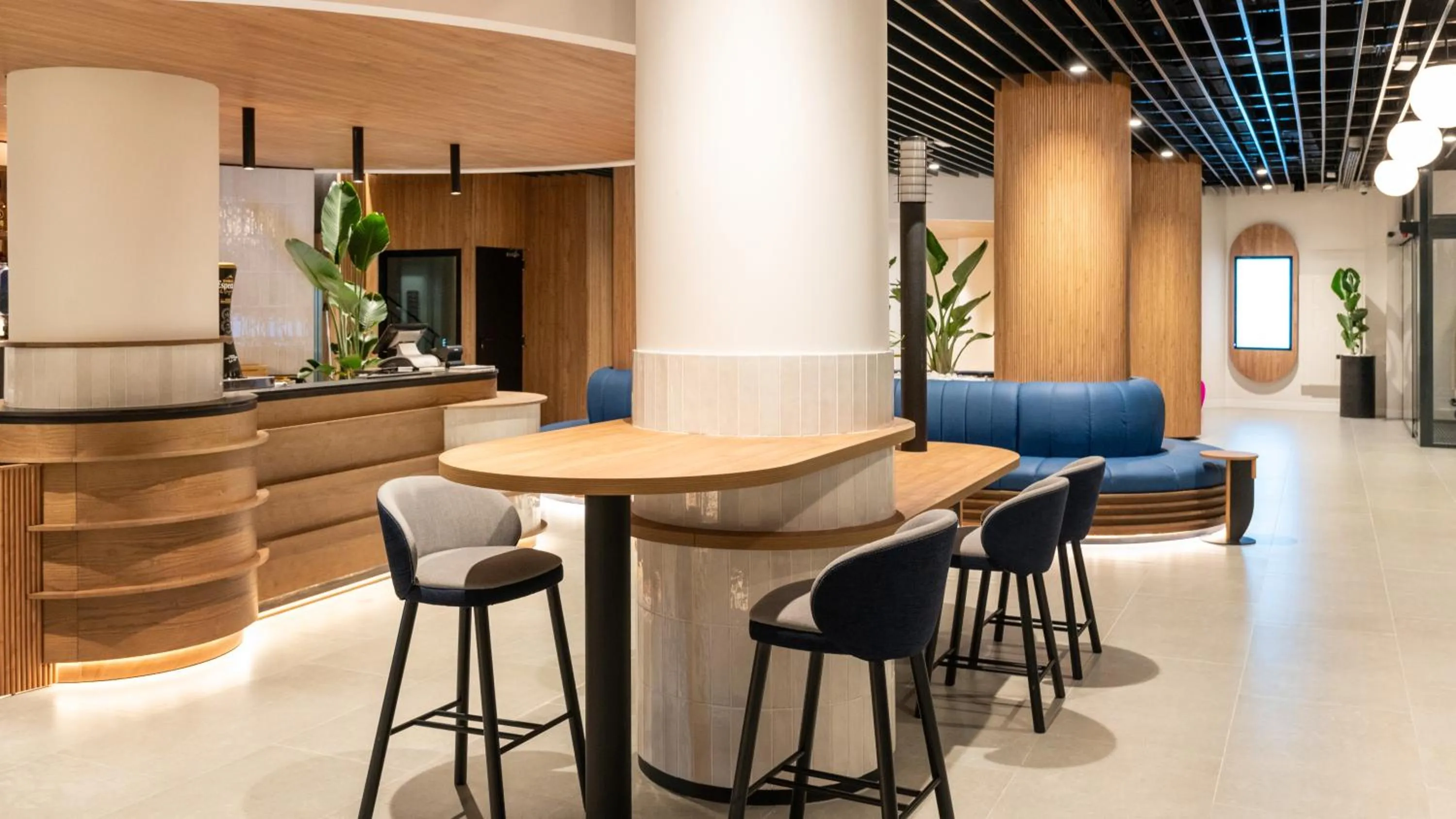 Restaurant/places to eat in Barceló Santa Cruz Contemporáneo