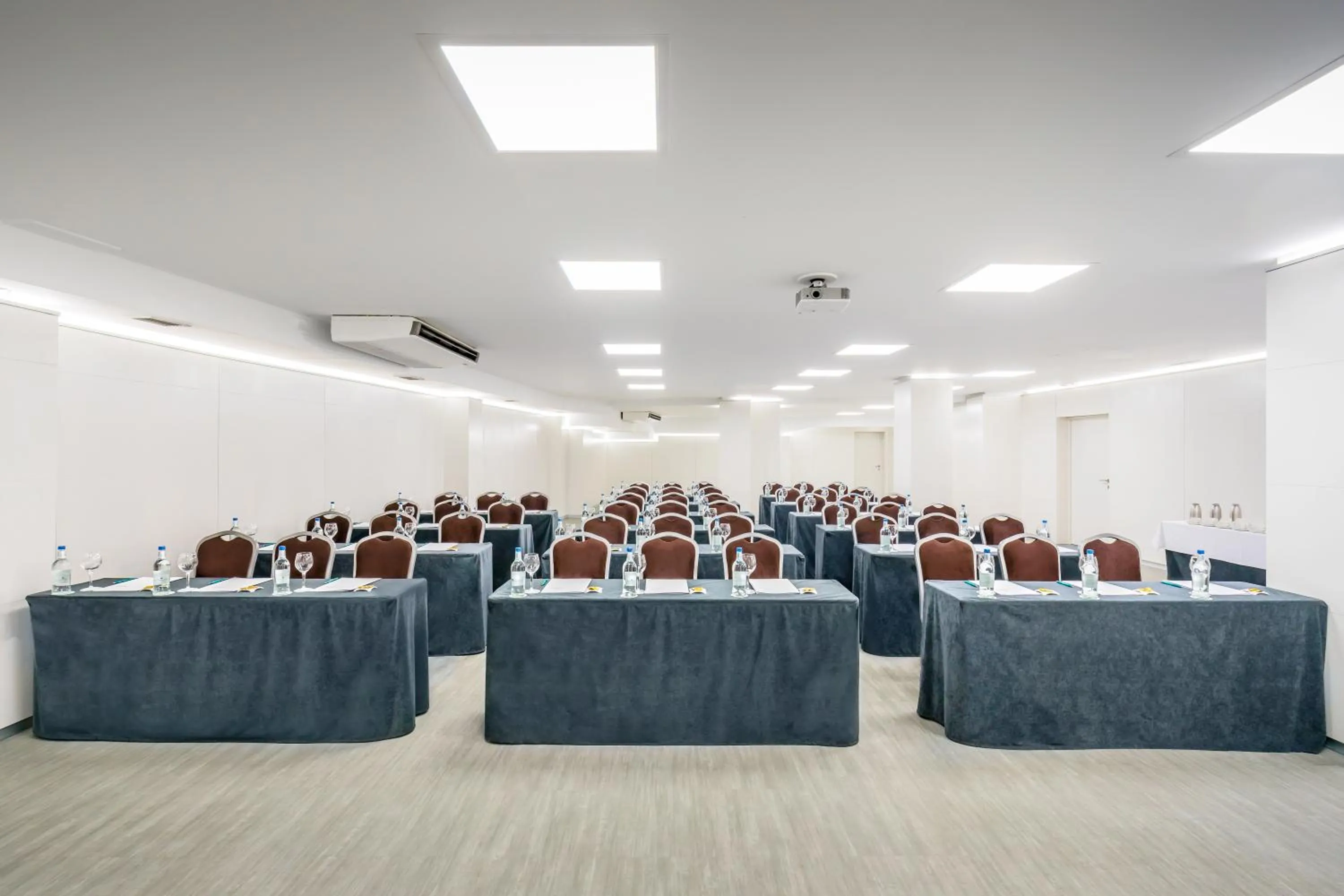 Meeting/conference room in Barceló Santa Cruz Contemporáneo