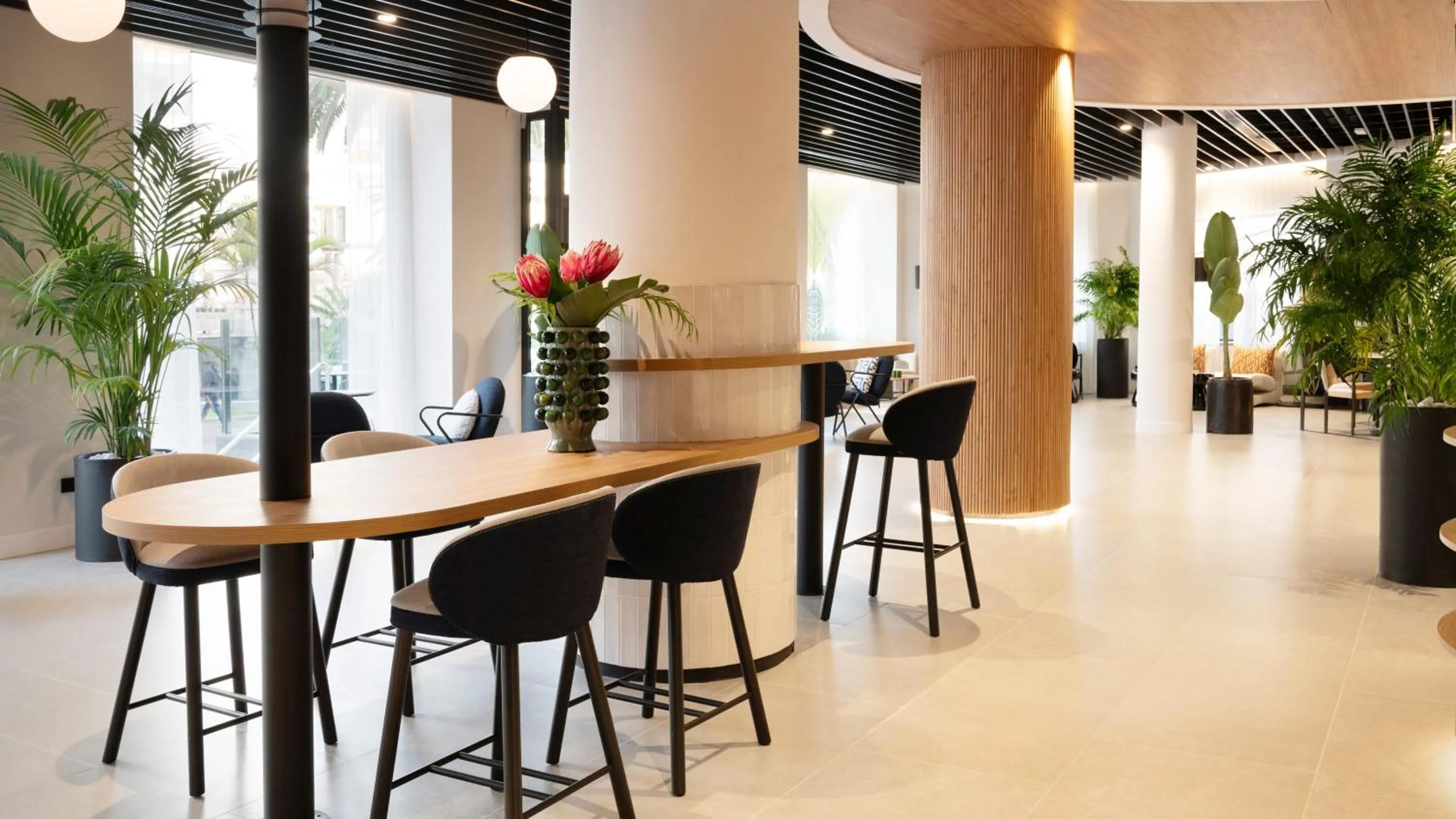 Restaurant/places to eat in Barceló Santa Cruz Contemporáneo