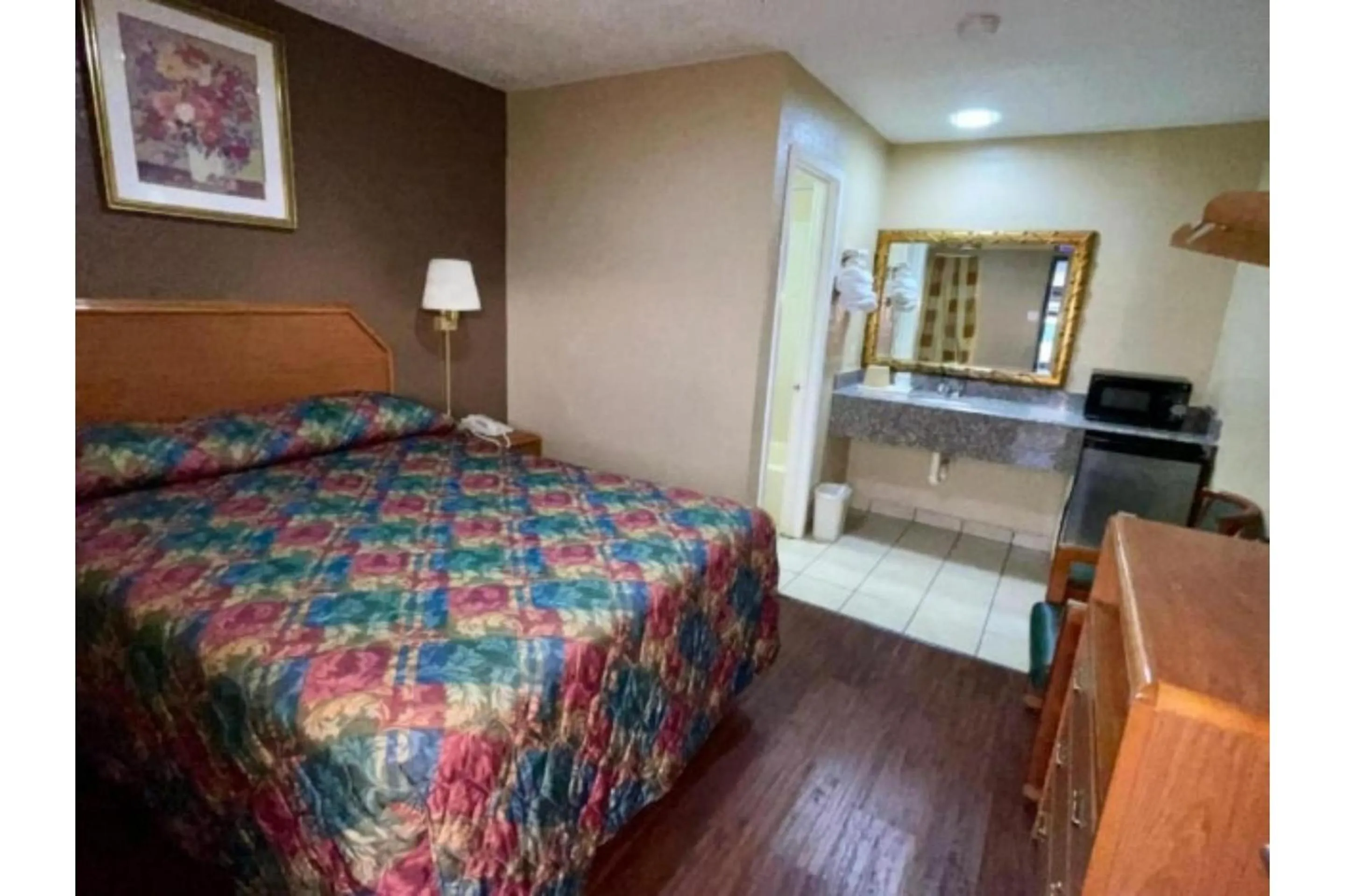 Bedroom, Bed in Golden Inn Dallas by Hotel O