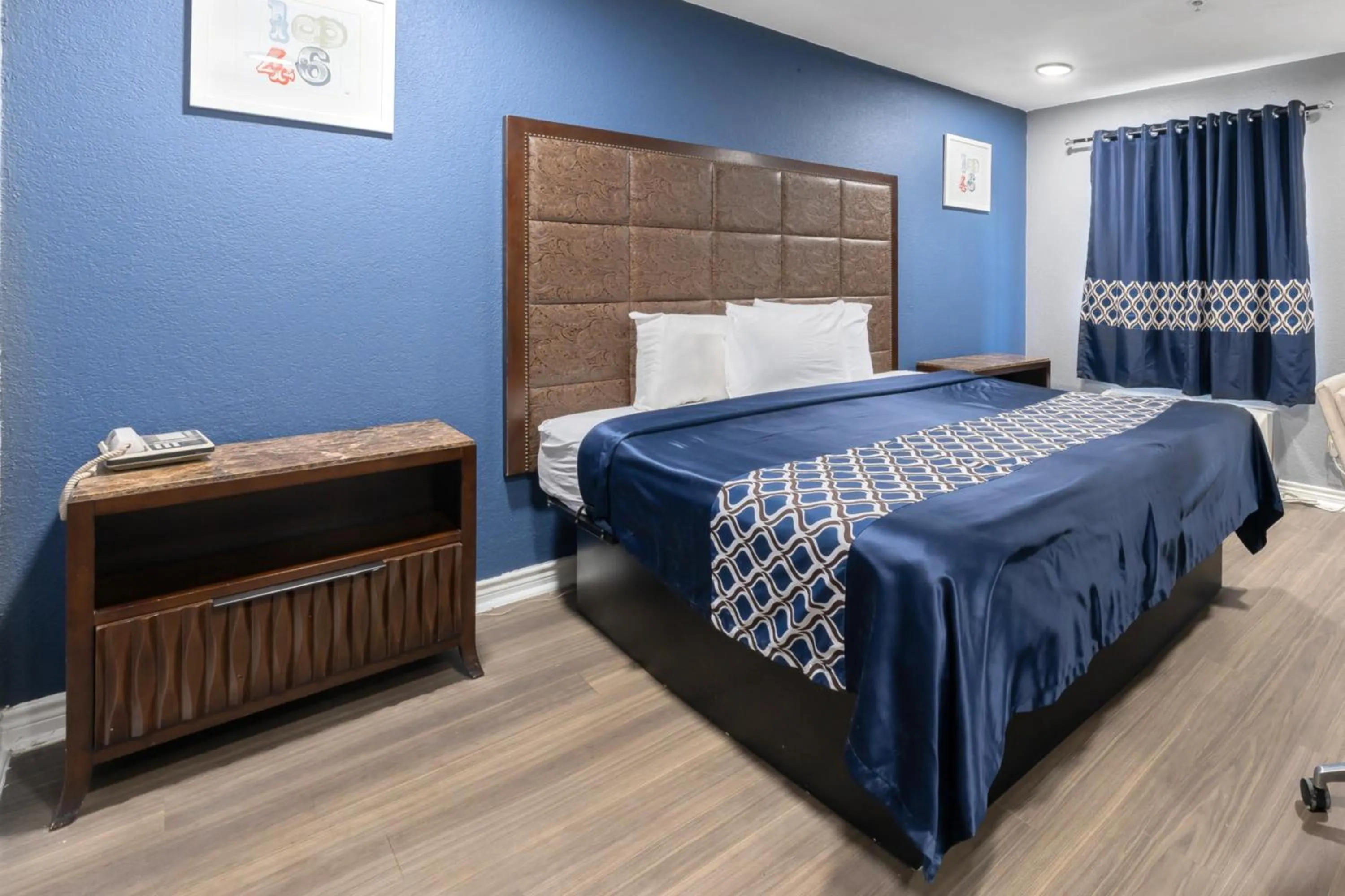 Bedroom, Bed in Golden Inn Dallas by Hotel O