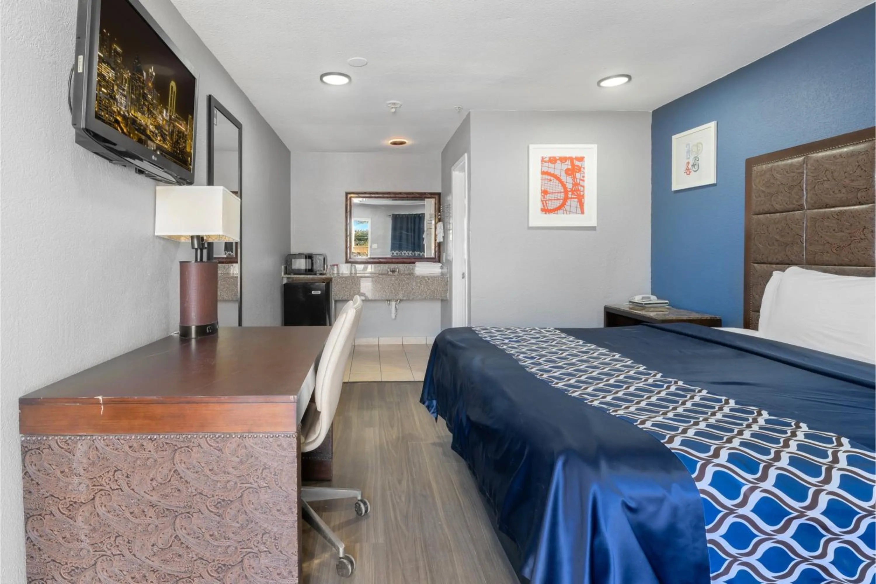 Bedroom, Bed in Golden Inn Dallas by Hotel O