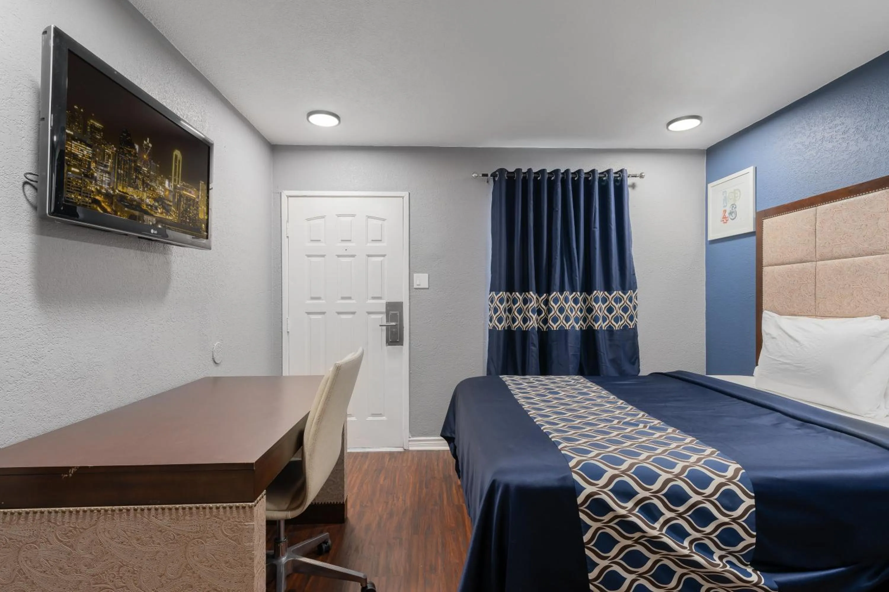 Bed in Golden Inn Dallas by Hotel O