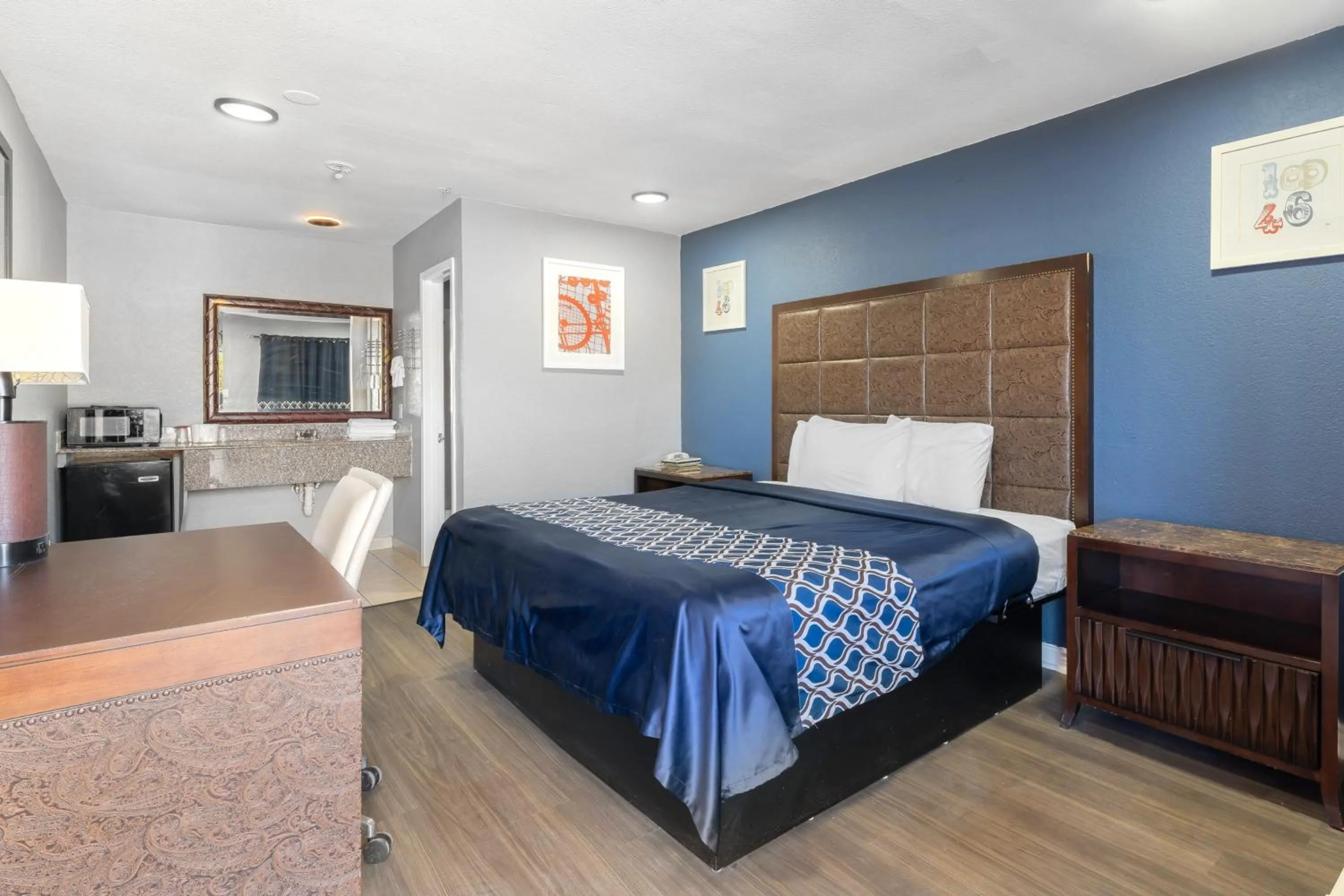 Bedroom, Bed in Golden Inn Dallas by Hotel O