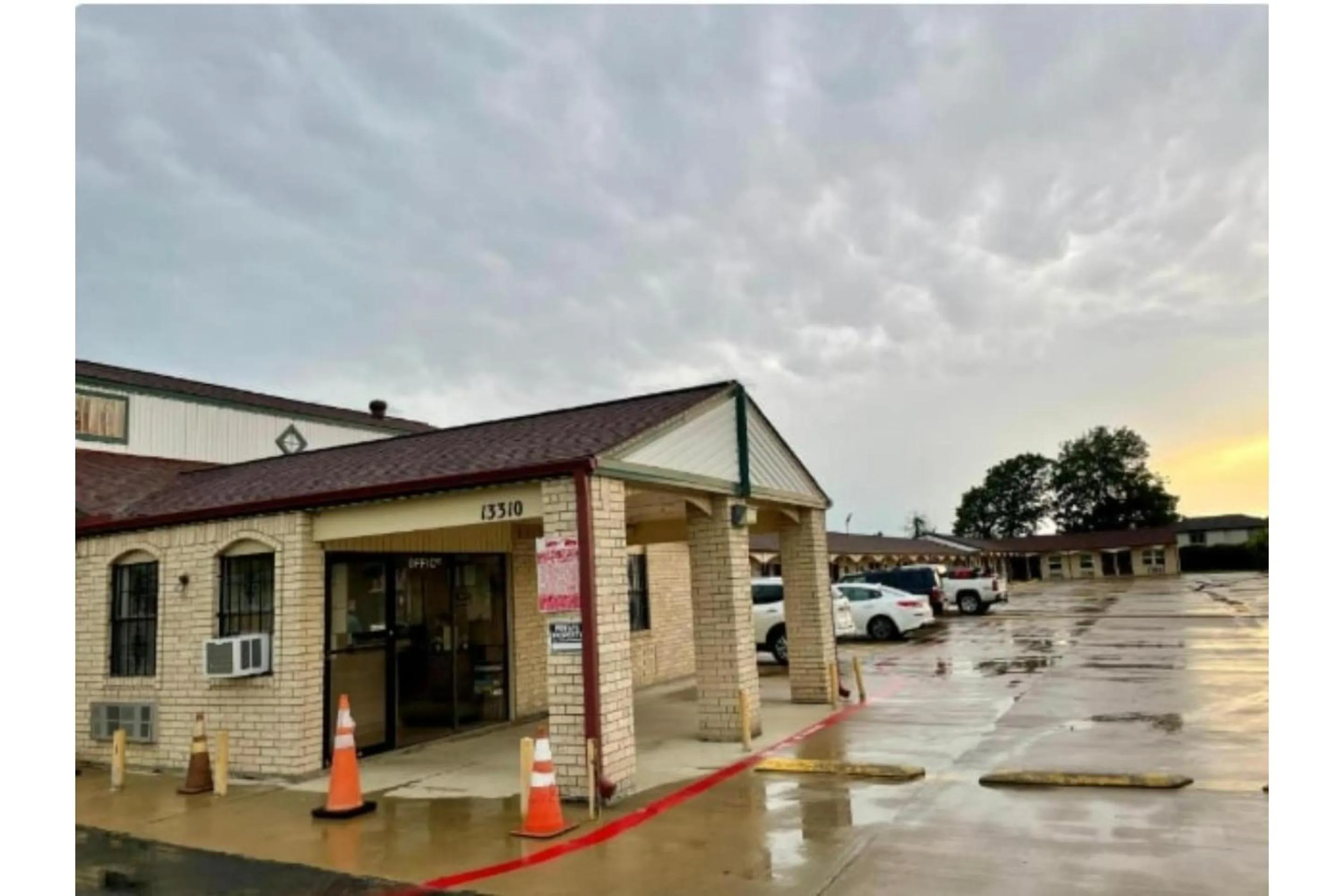 Parking in Golden Inn Dallas by Hotel O