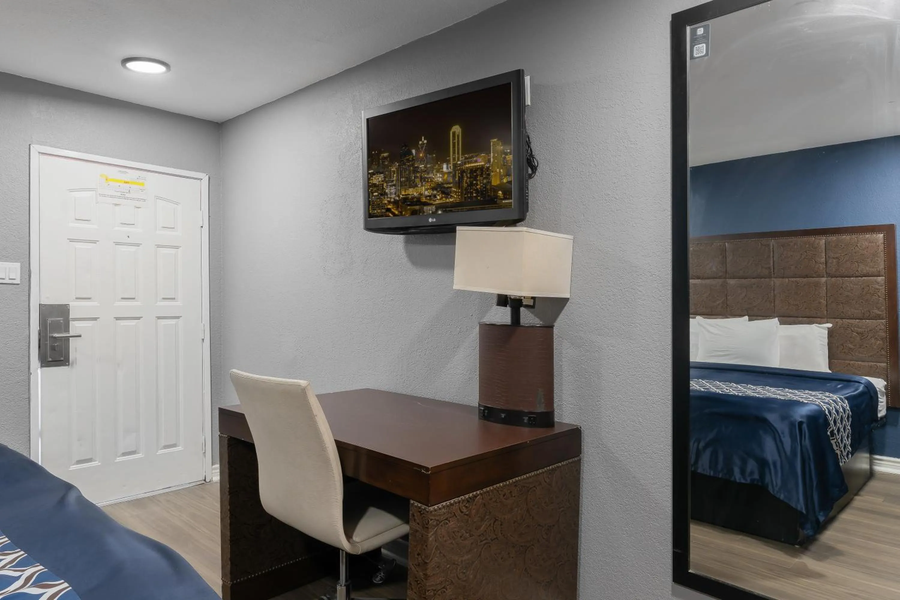 Bedroom, Bed in Golden Inn Dallas by Hotel O