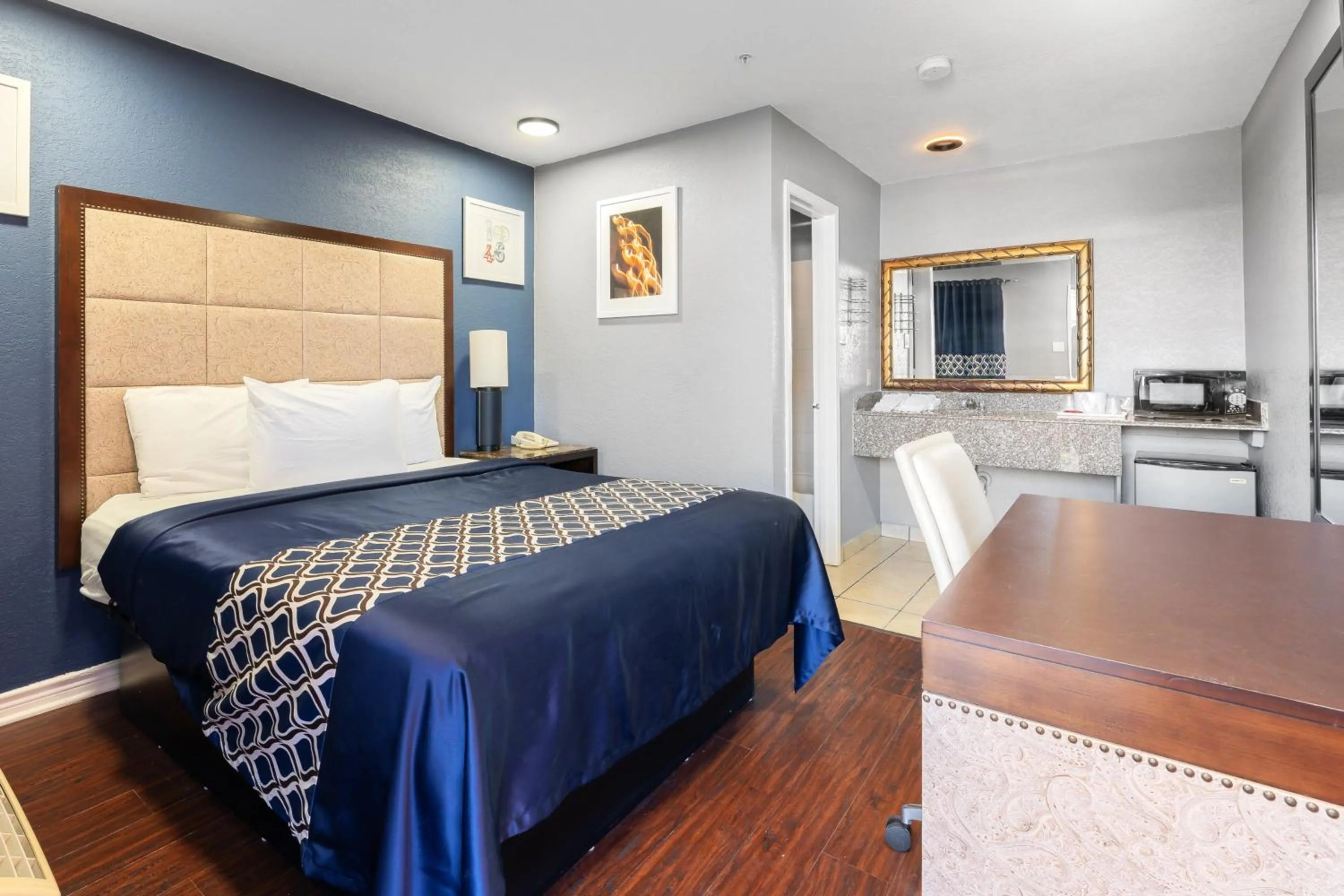 Bedroom, Bed in Golden Inn Dallas by Hotel O