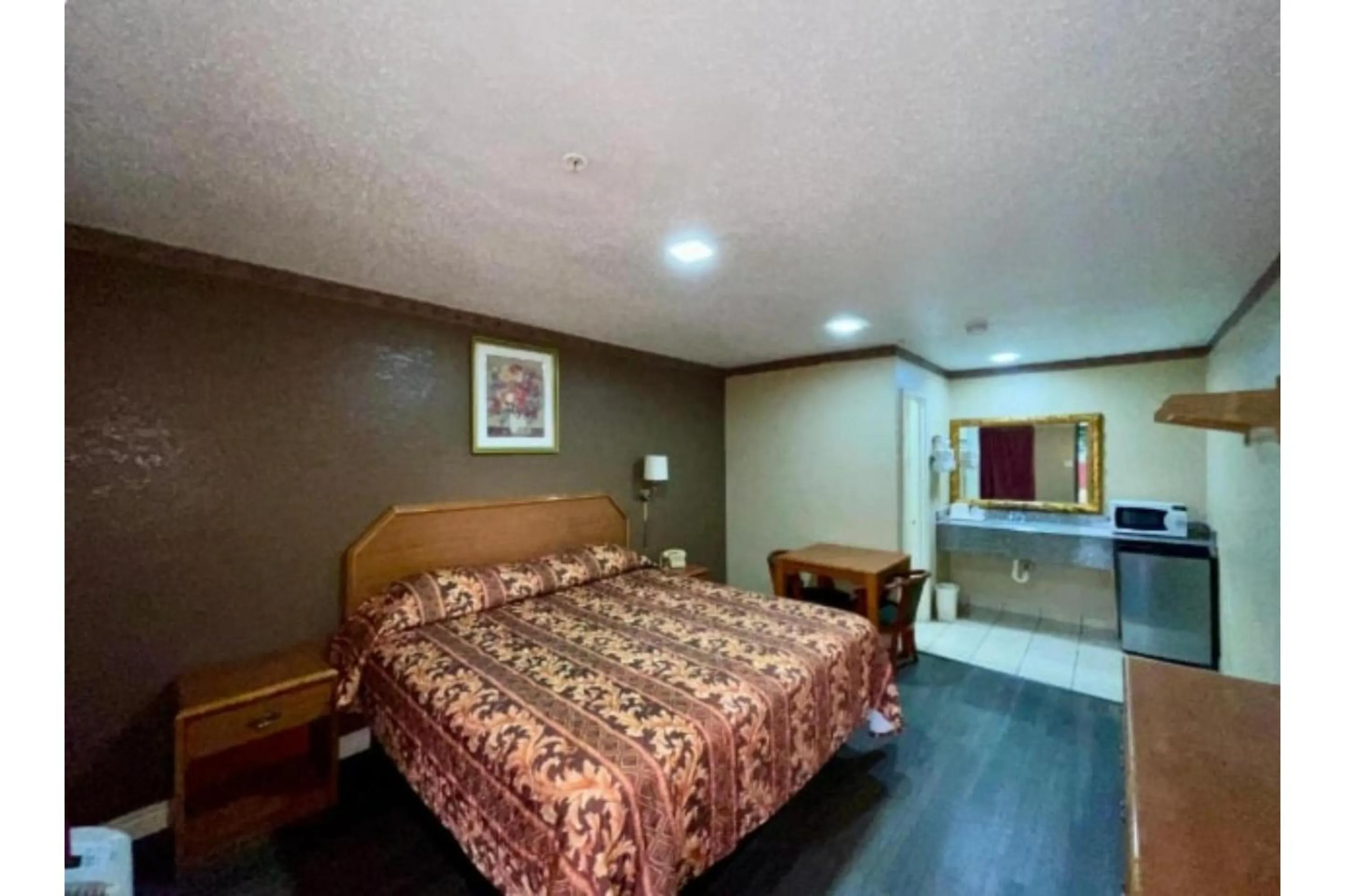 Bedroom, Bed in Golden Inn Dallas by Hotel O