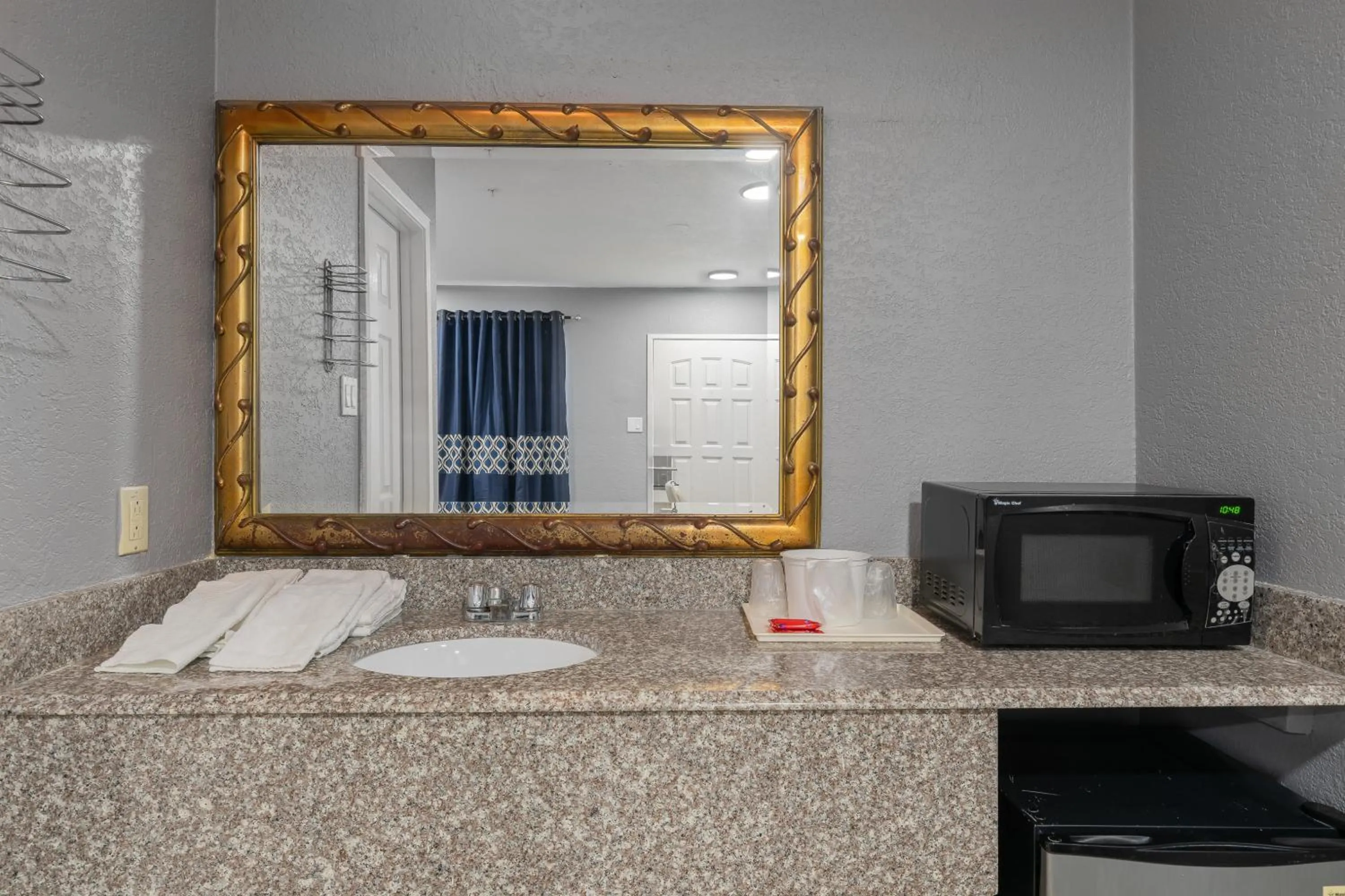 microwave in Golden Inn Dallas by Hotel O