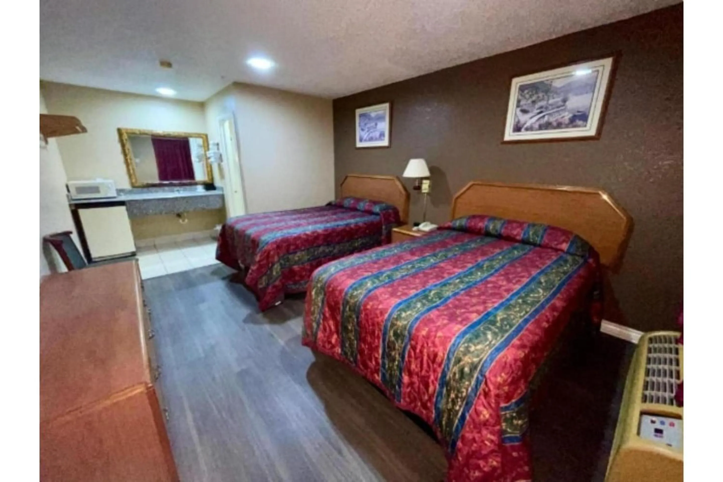 Bedroom, Bed in Golden Inn Dallas by Hotel O