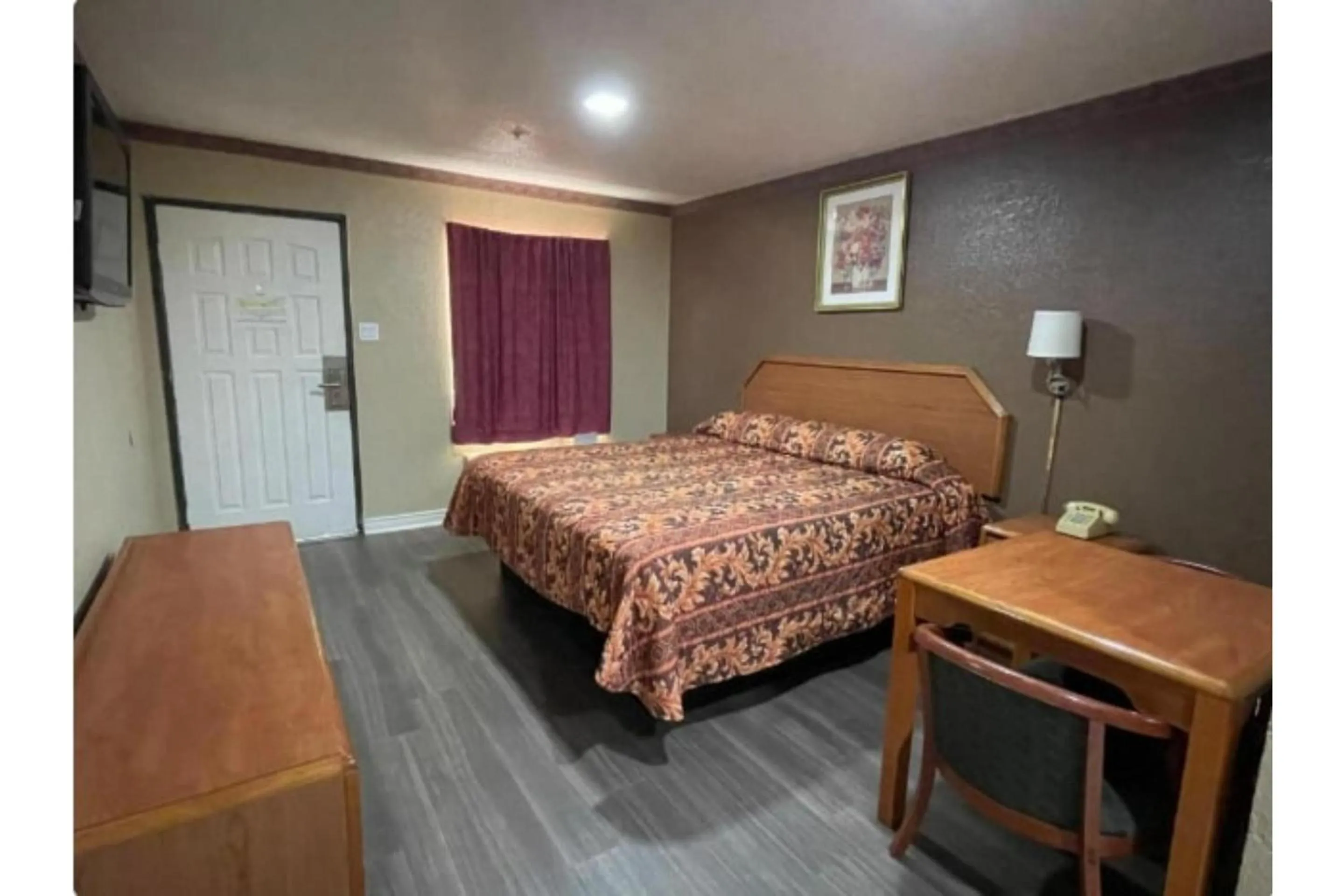 Bedroom, Bed in Golden Inn Dallas by Hotel O