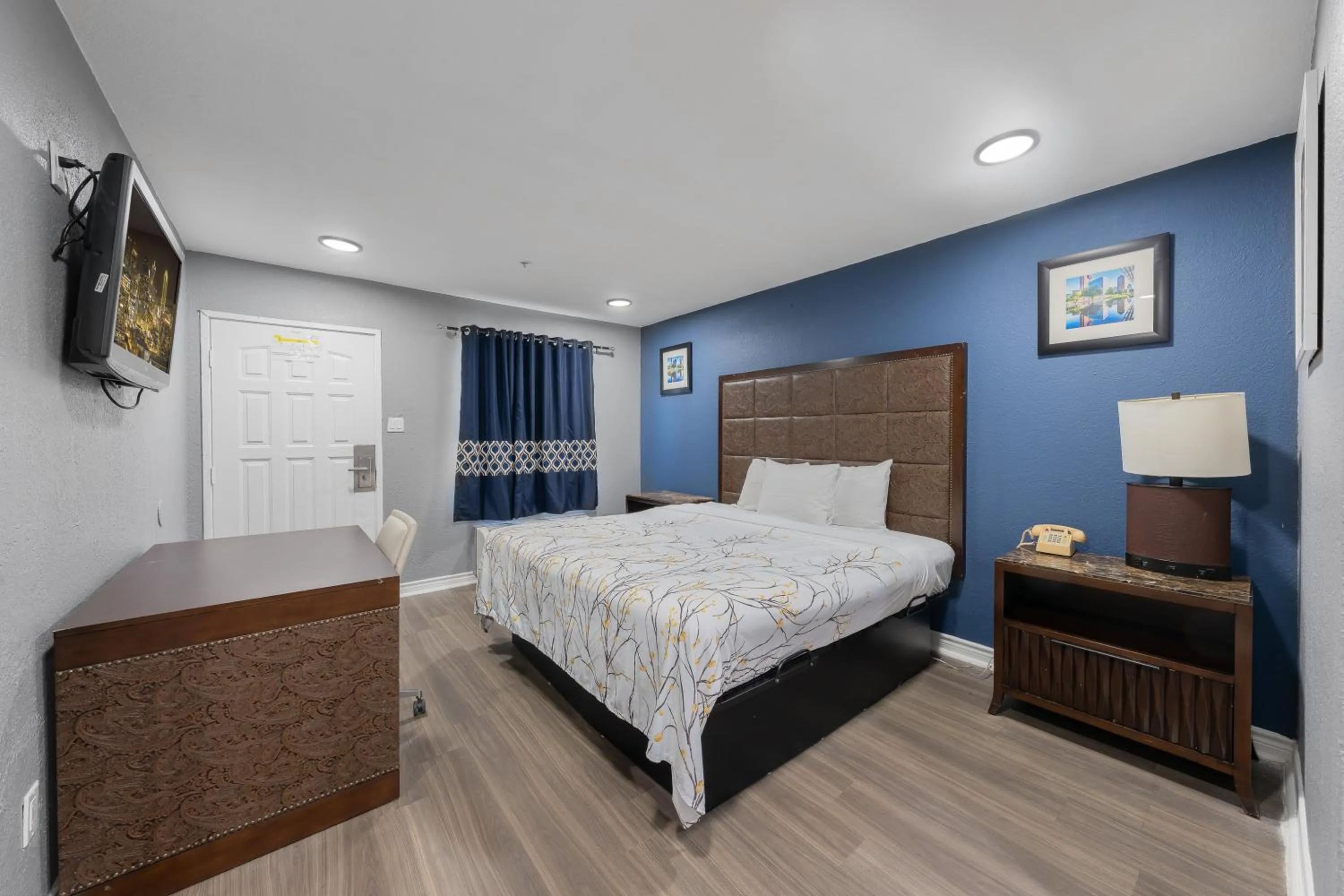 Bed in Golden Inn Dallas by Hotel O