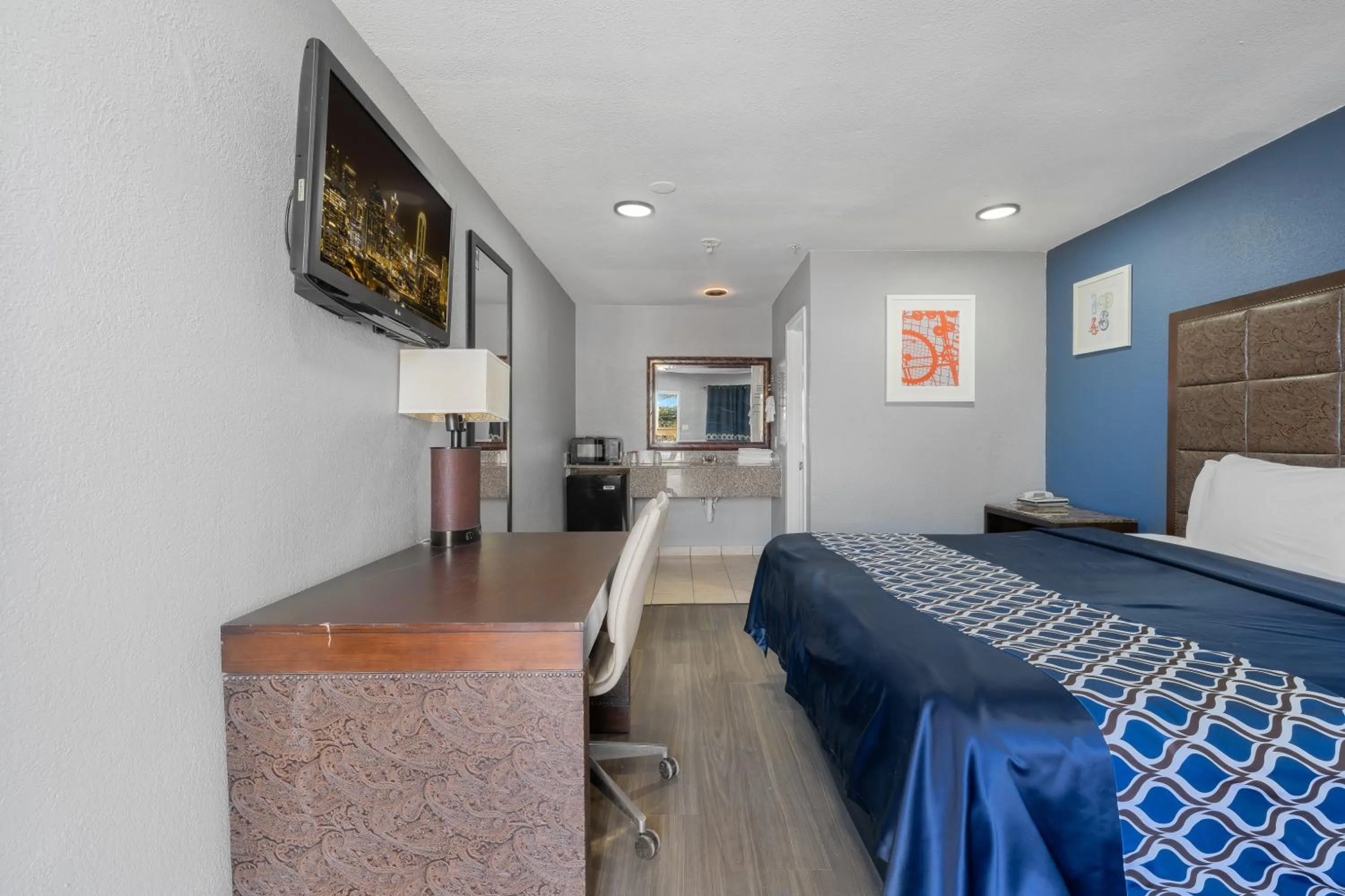 TV and multimedia, Bed in Golden Inn Dallas by Hotel O