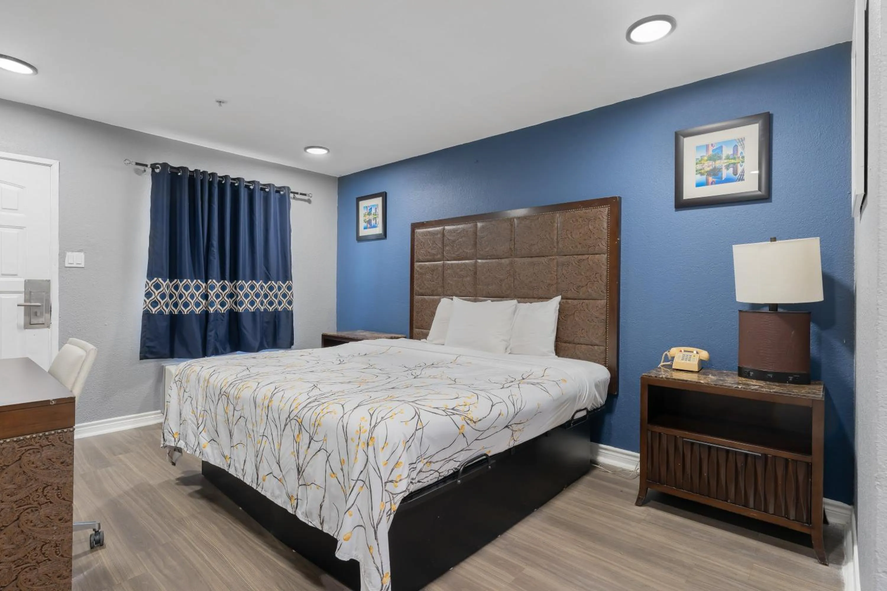 Bed in Golden Inn Dallas by Hotel O