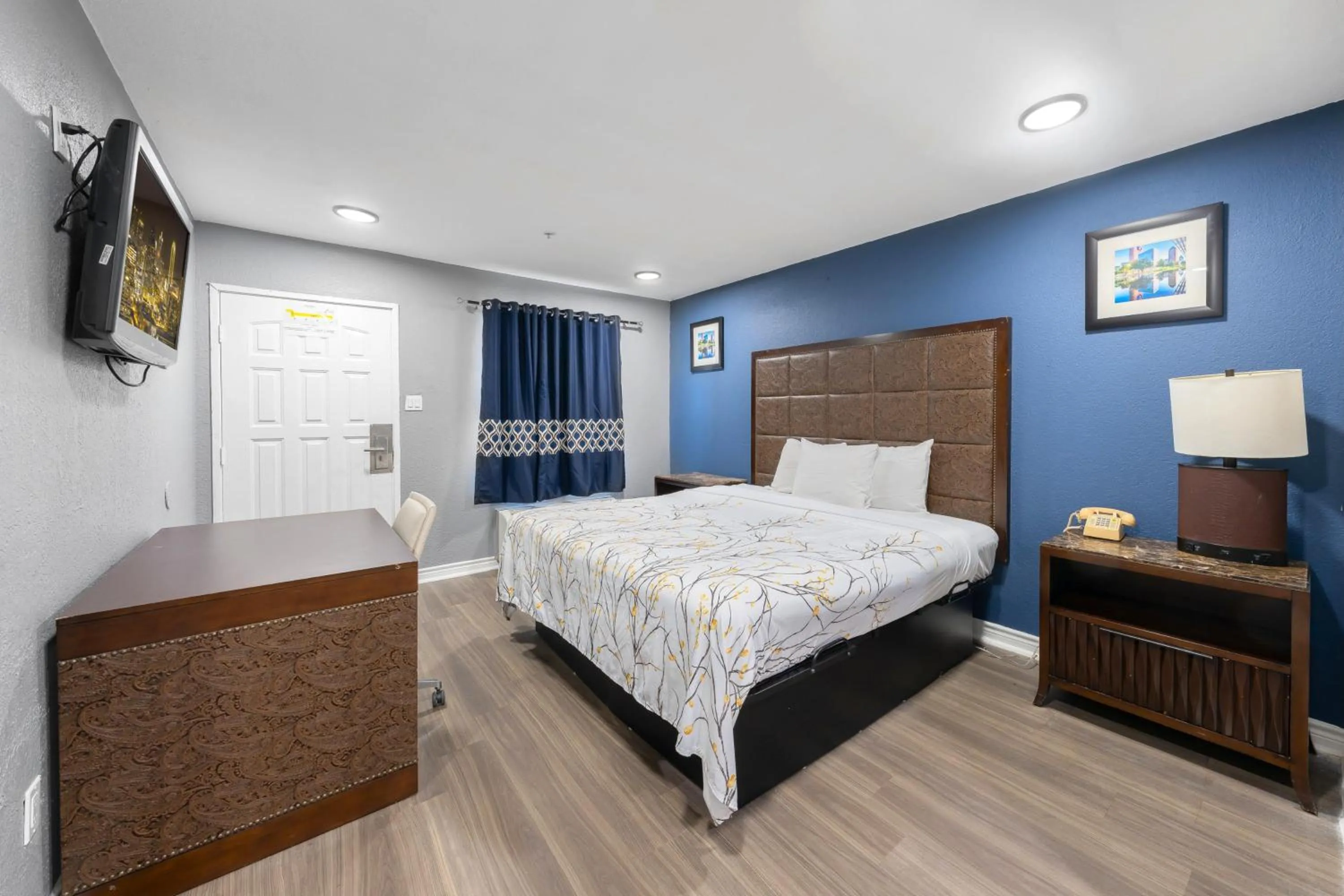 Bedroom, Bed in Golden Inn Dallas by Hotel O