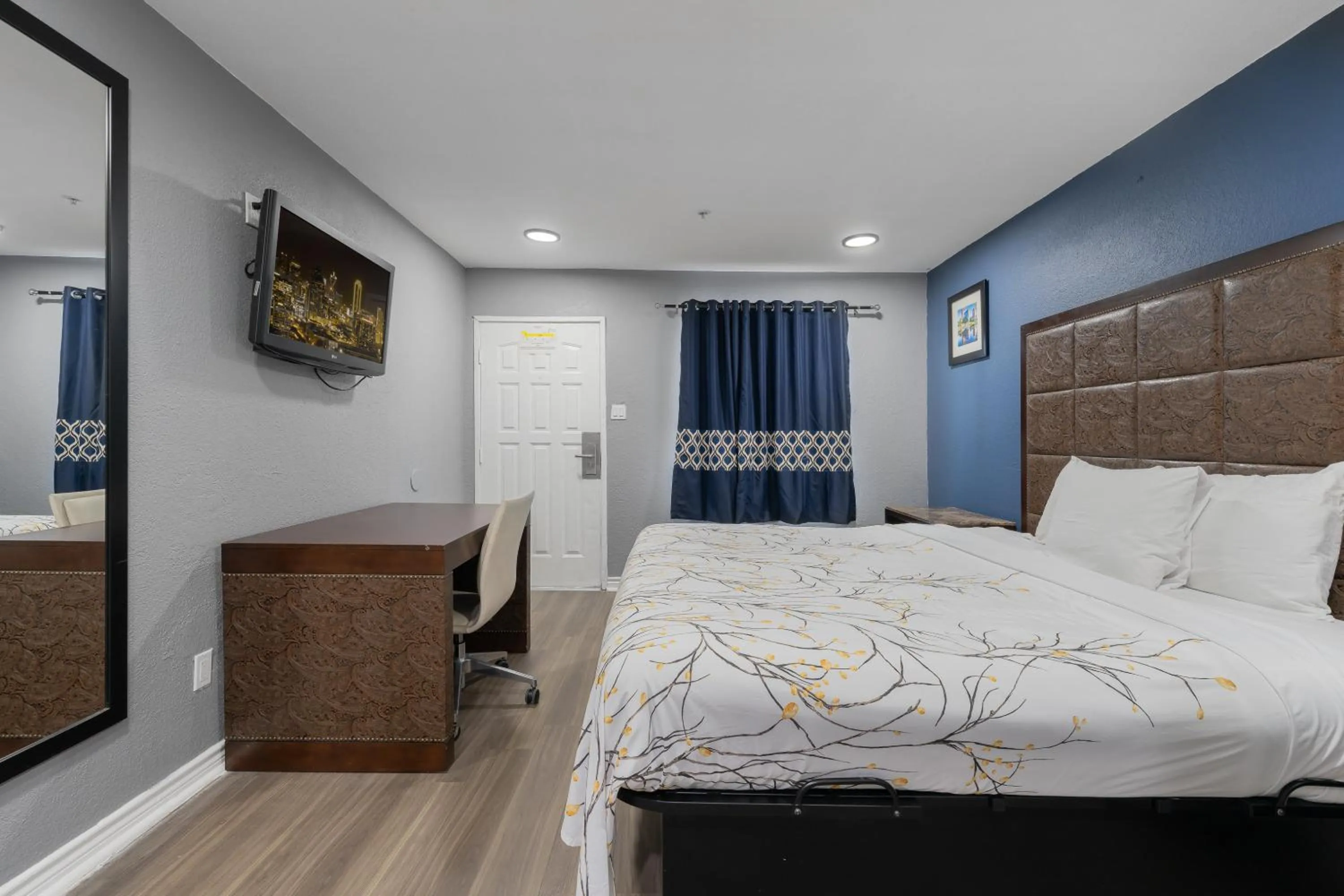 Bed in Golden Inn Dallas by Hotel O