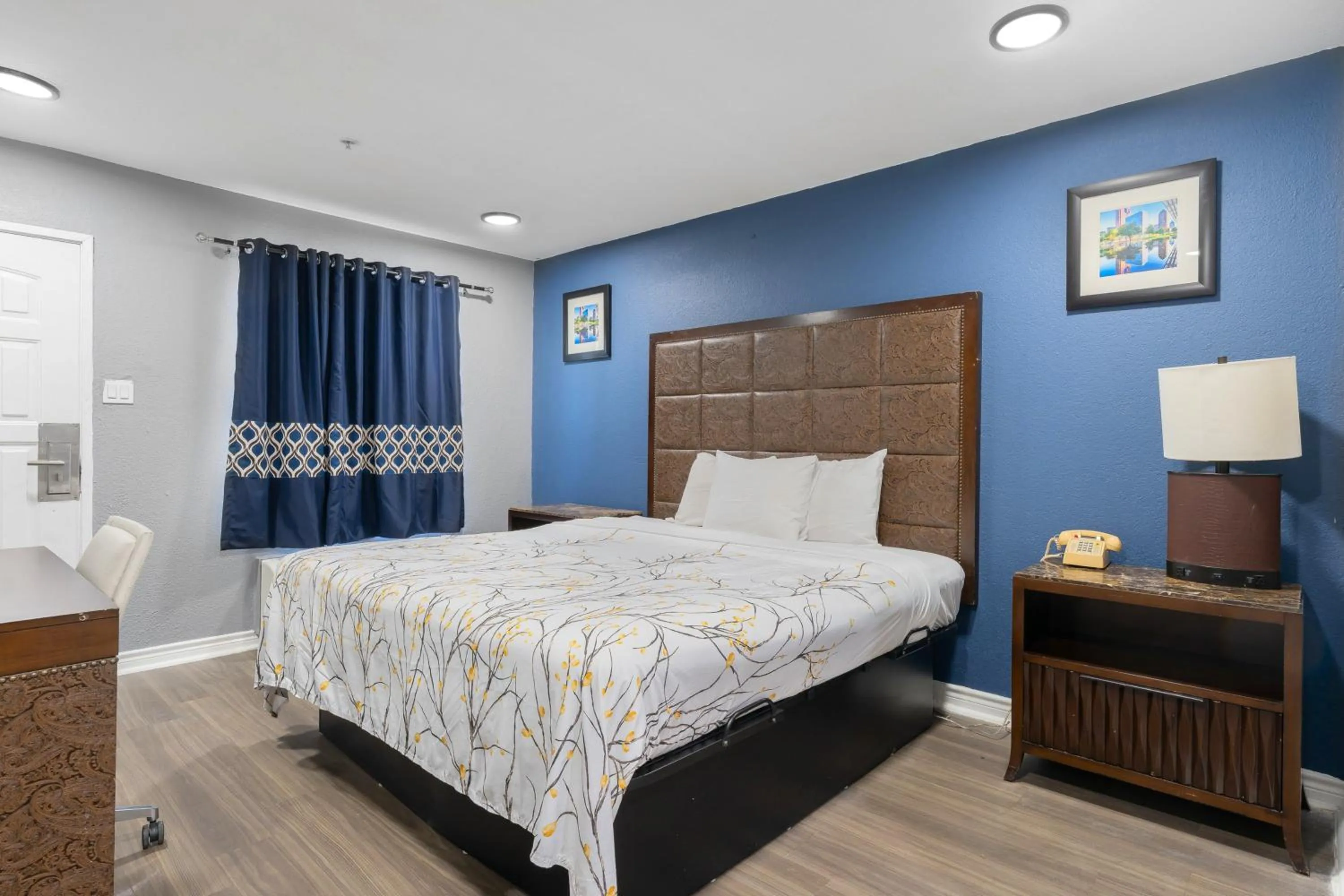 Bedroom, Bed in Golden Inn Dallas by Hotel O