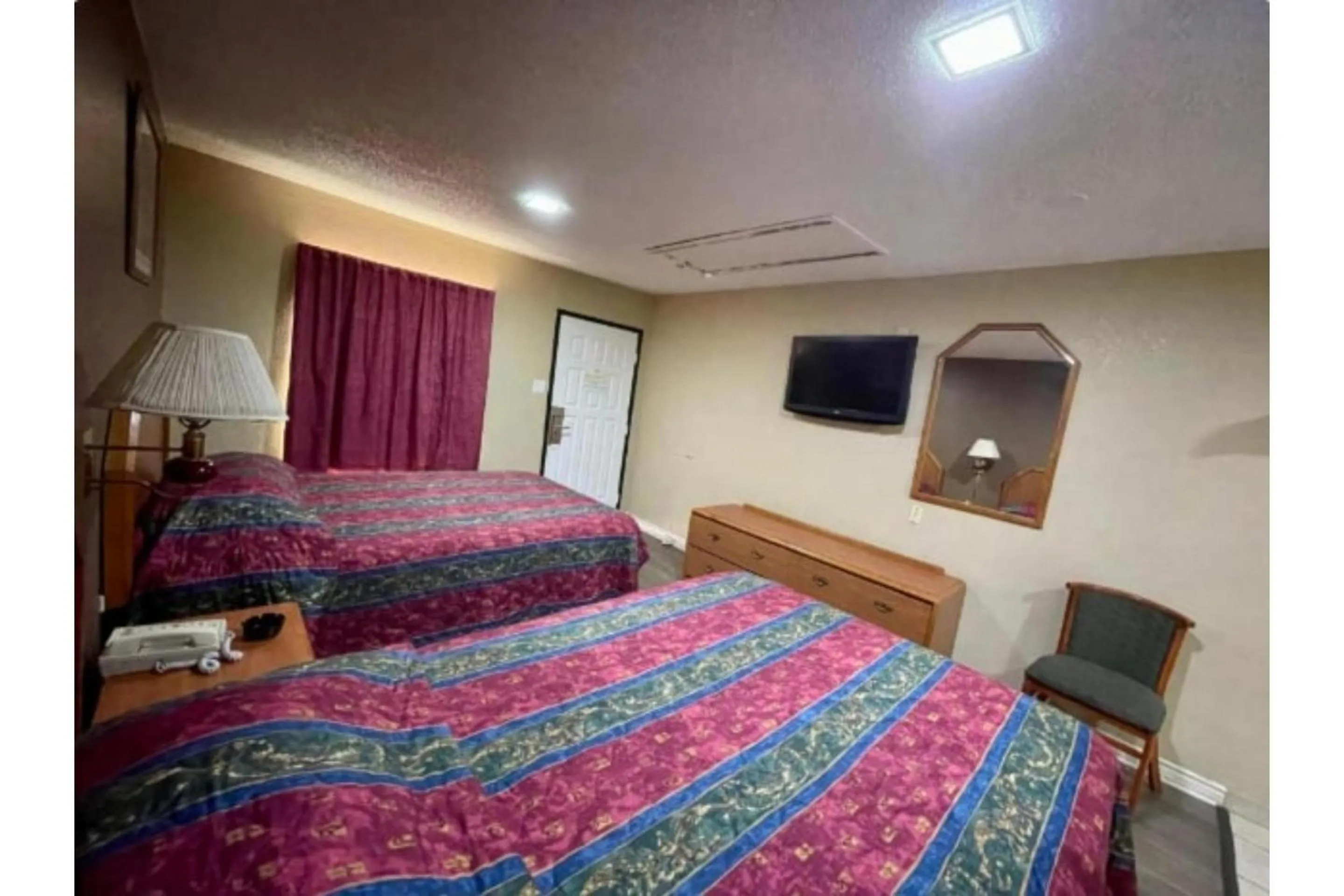 Bedroom, Bed in Golden Inn Dallas by Hotel O