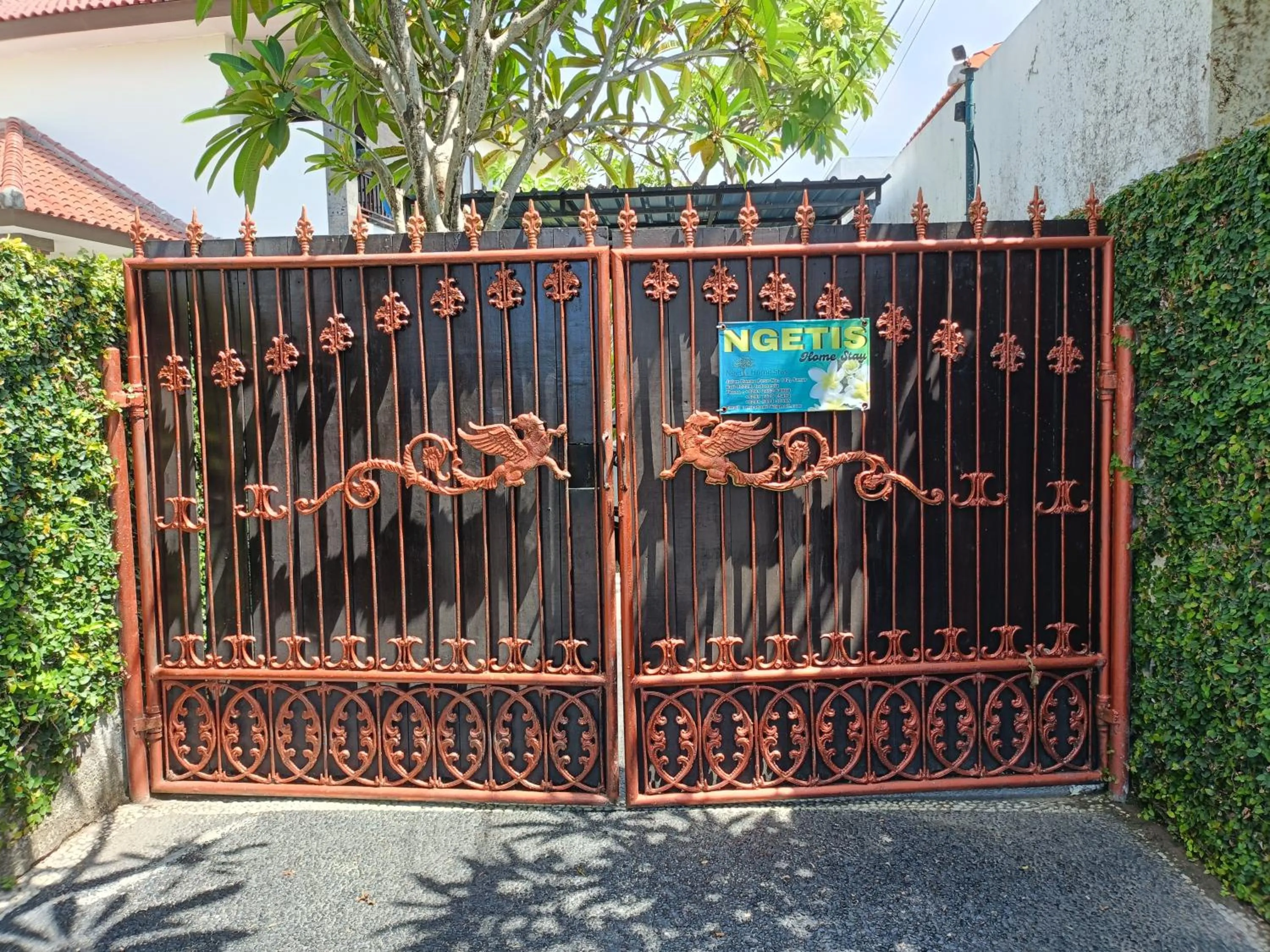 Facade/entrance in Ngetis Home Stay