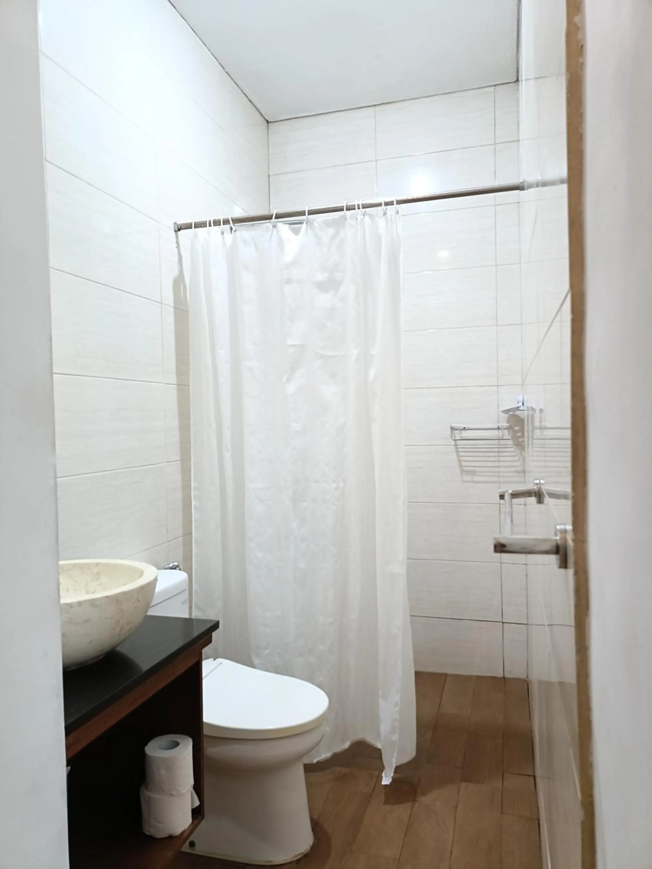 Toilet in Ngetis Home Stay