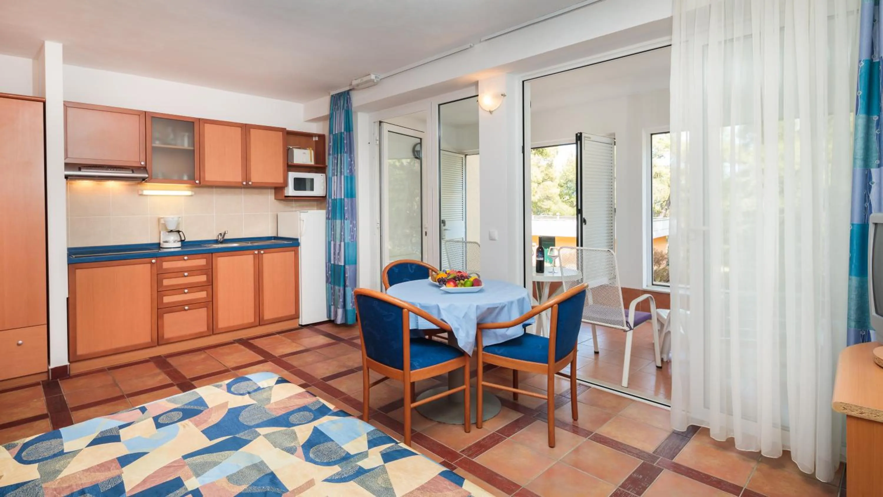 Kitchen or kitchenette, Bed in Fontana Bayside Park