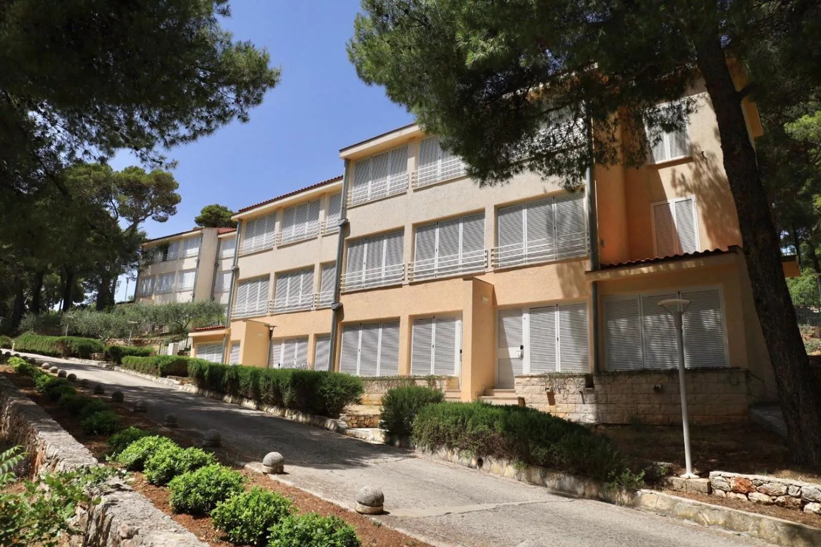 Property building in Fontana Bayside Park