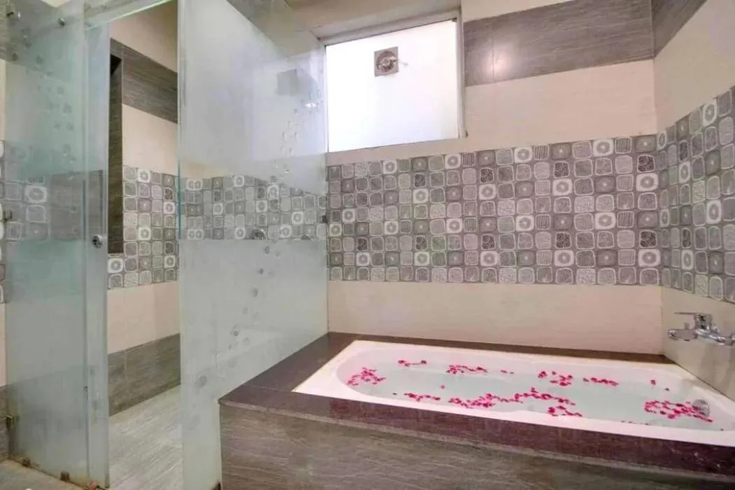 Bath in Maulik Mansion Resort