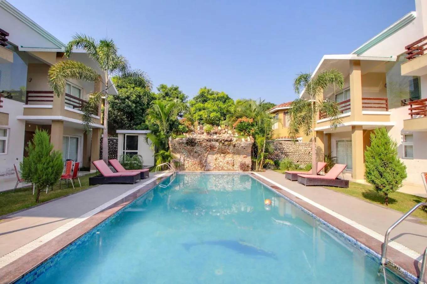 Swimming pool in Maulik Mansion Resort