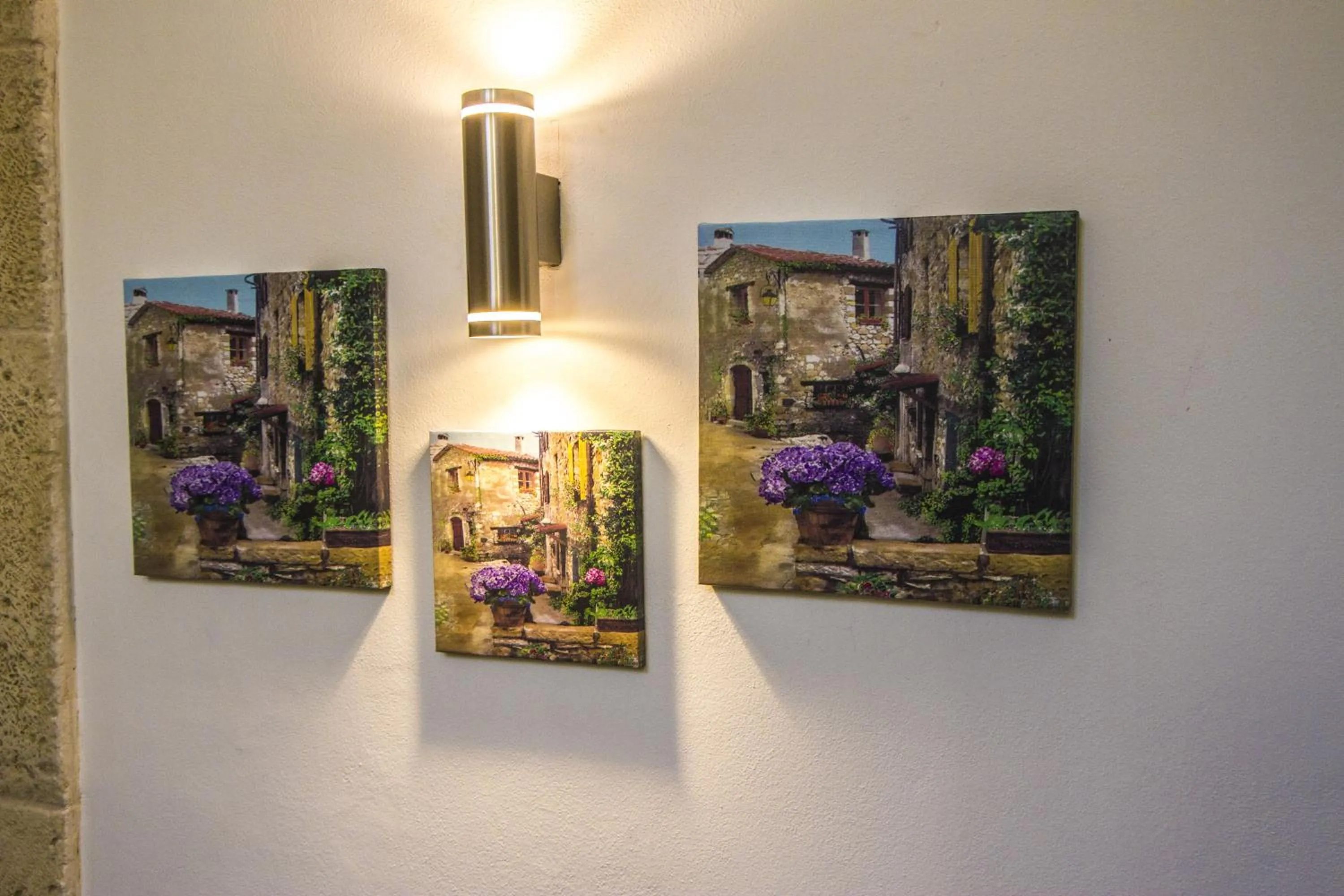 Decorative detail in Vicolo del Porto