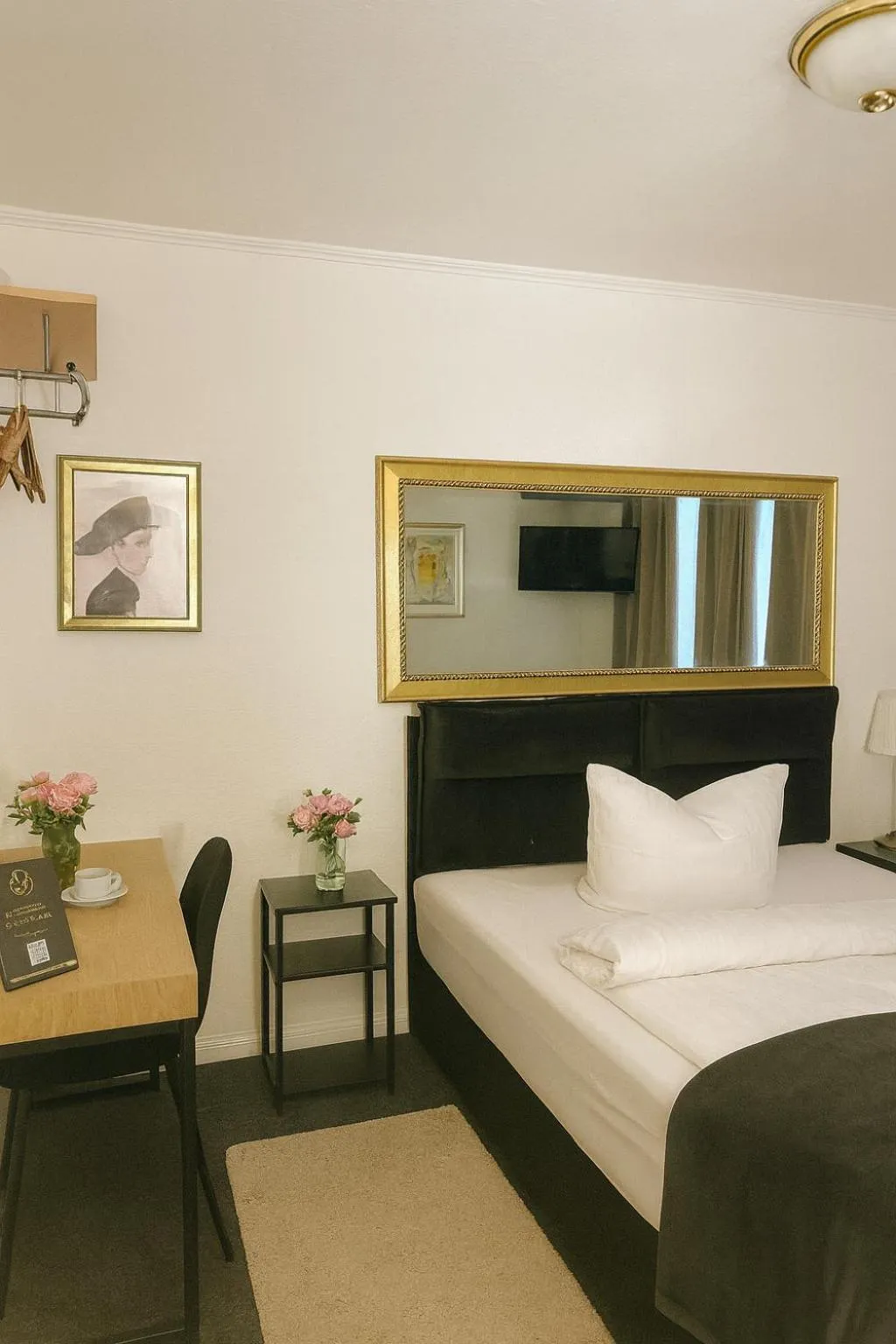 Seating area, Bed in The Soho Altstadt Relais