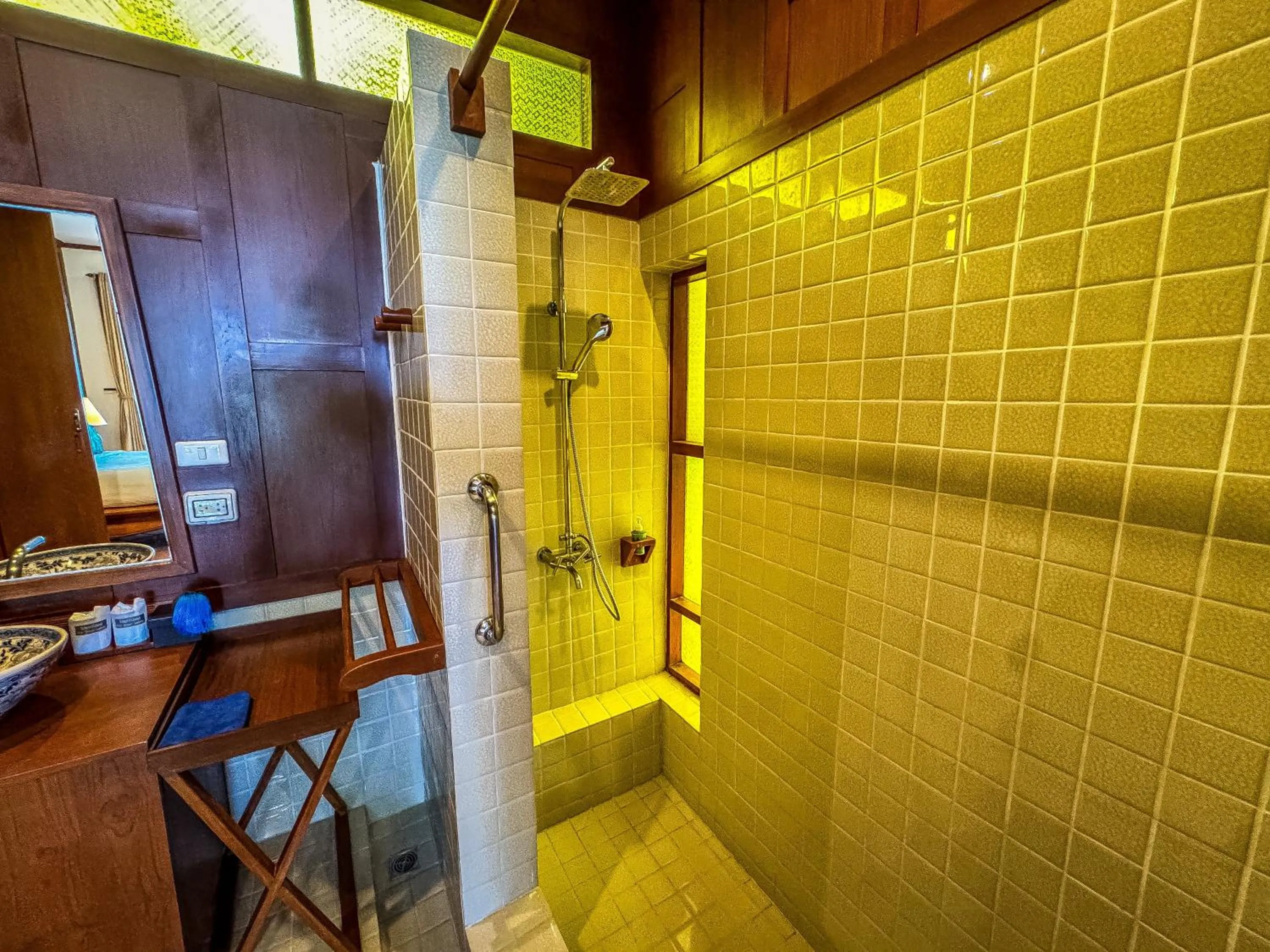 Shower in Baan Thai Lanta Resort