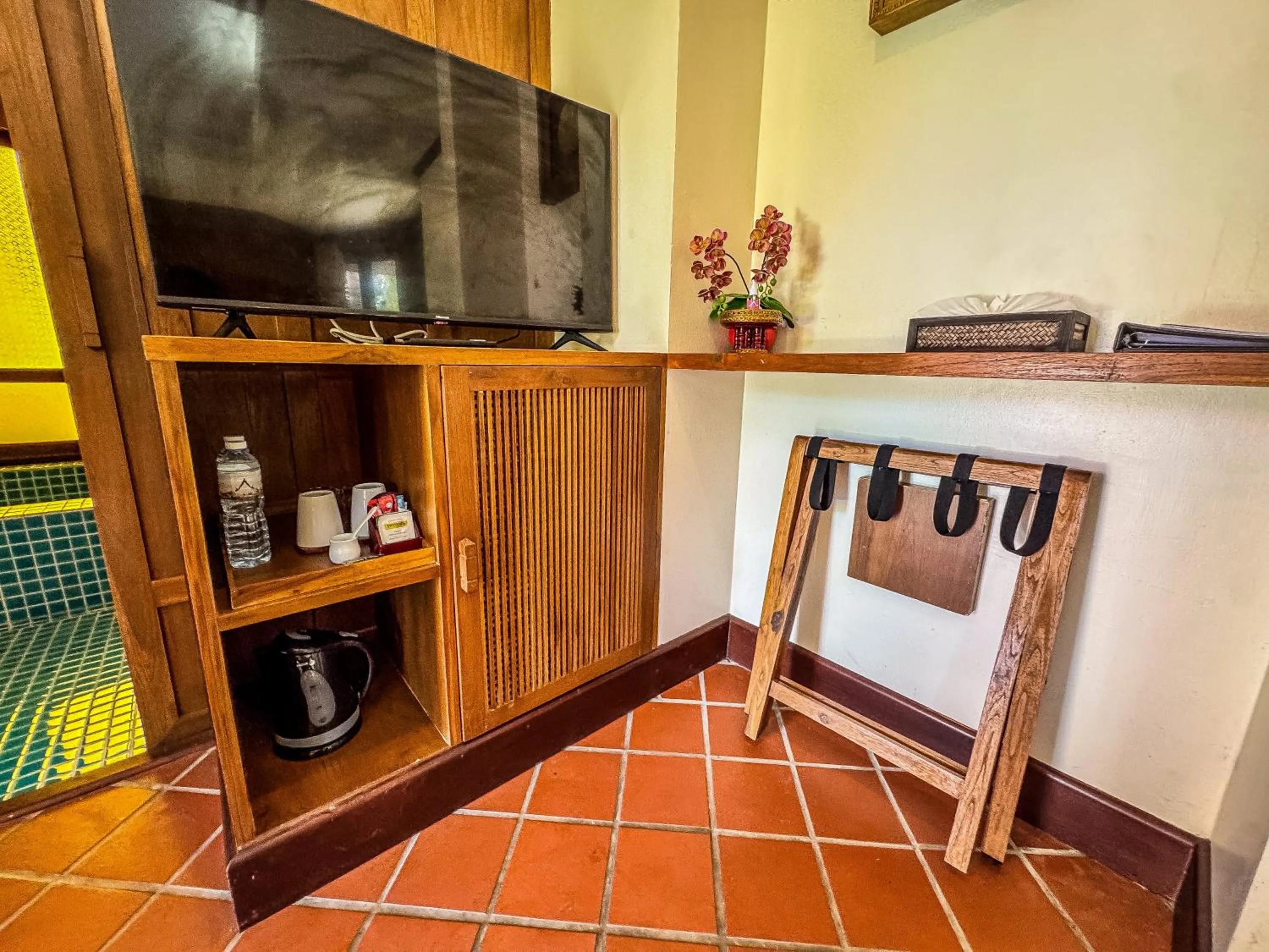 TV and multimedia in Baan Thai Lanta Resort