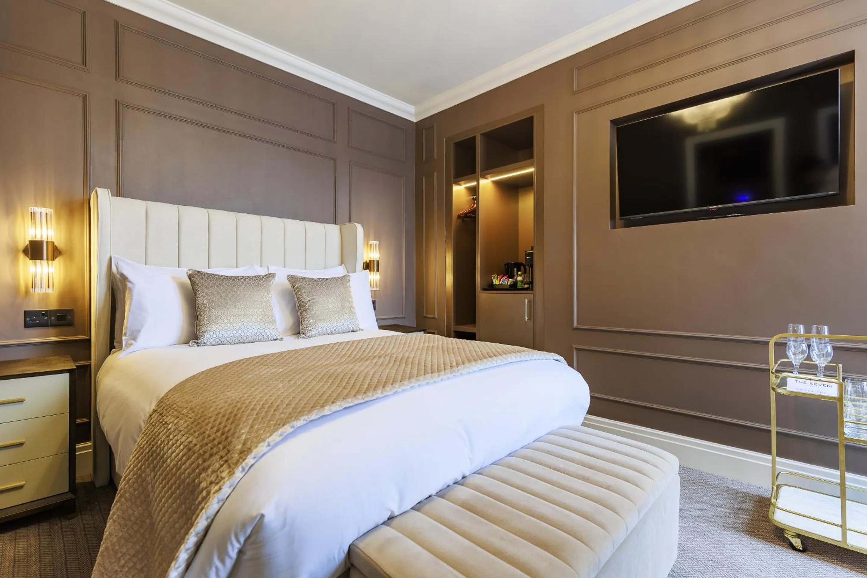 Bedroom, Bed in The Seven Chester