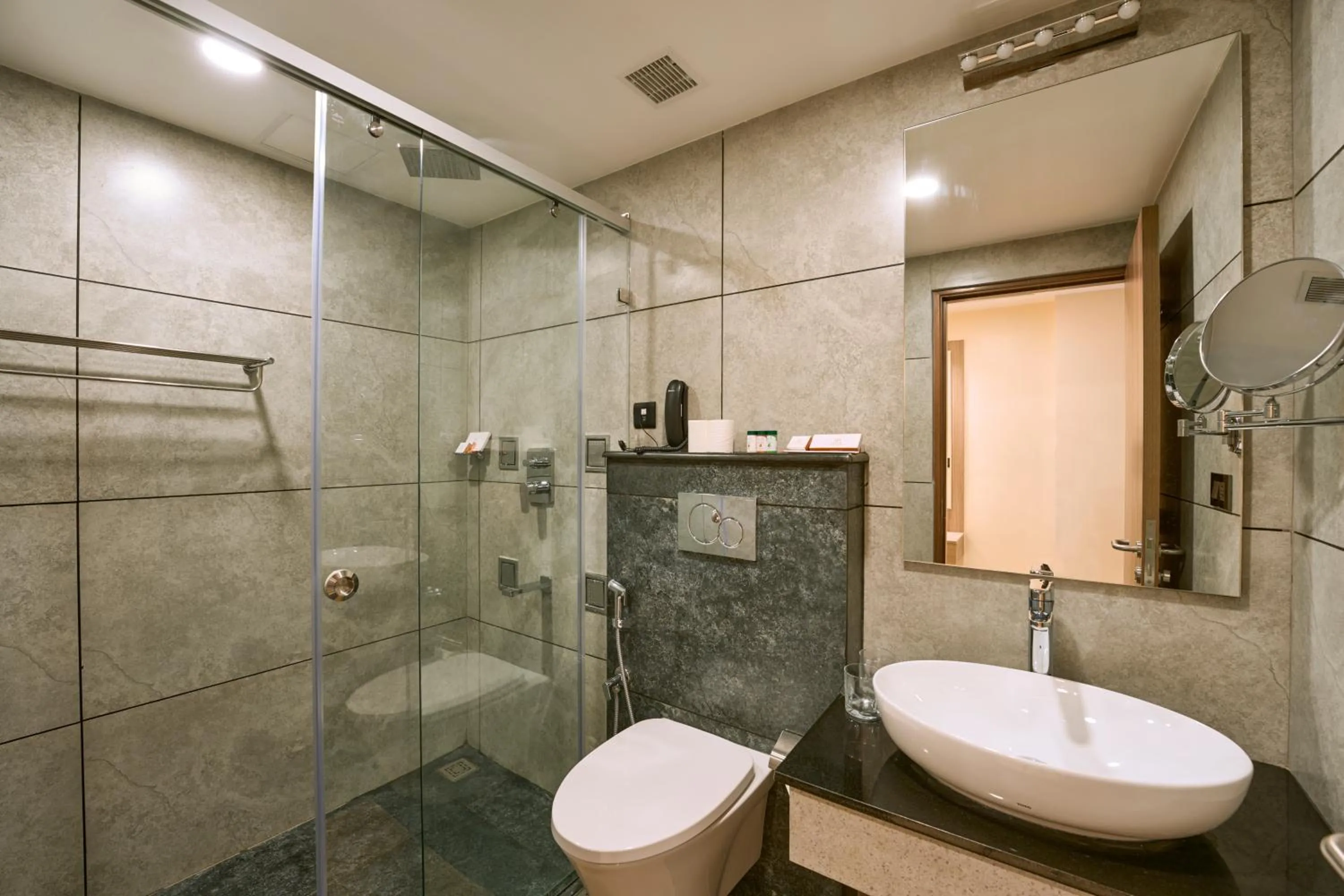 Shower in Serene Horizon