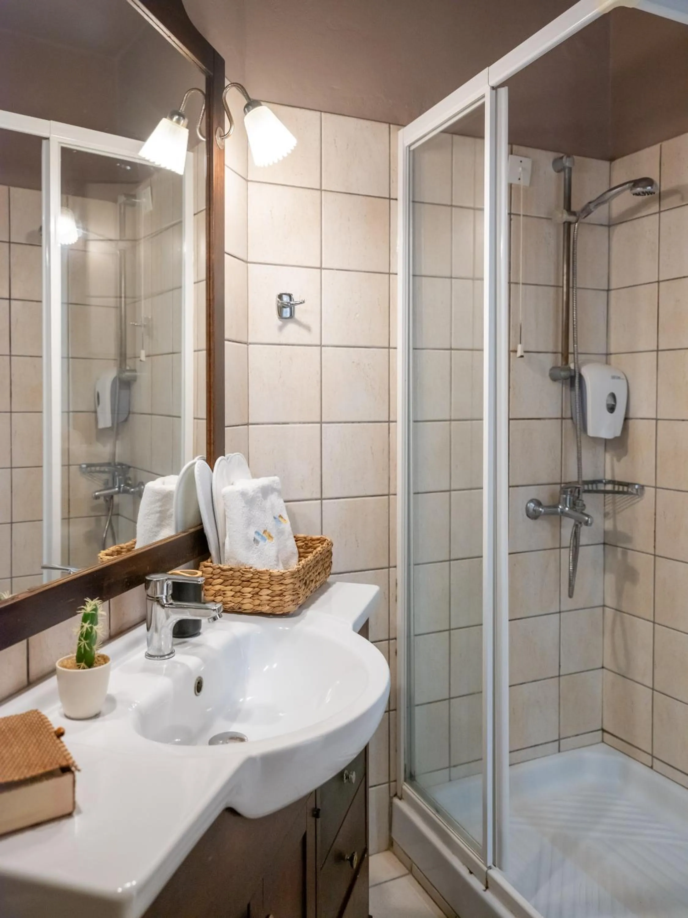 Shower in Manos Maria Hotel