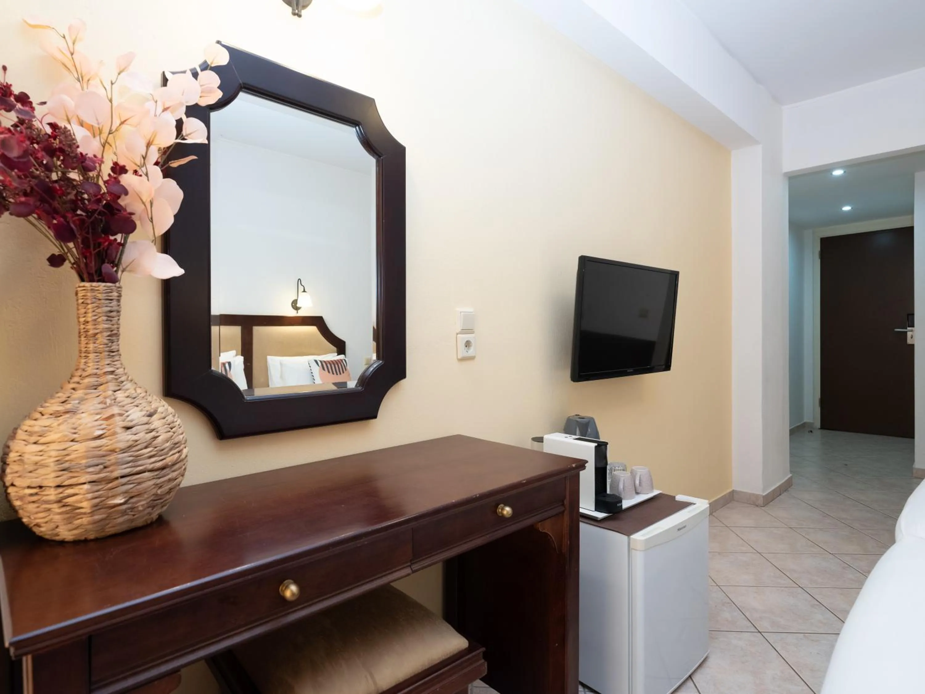 TV and multimedia, Bed in Manos Maria Hotel