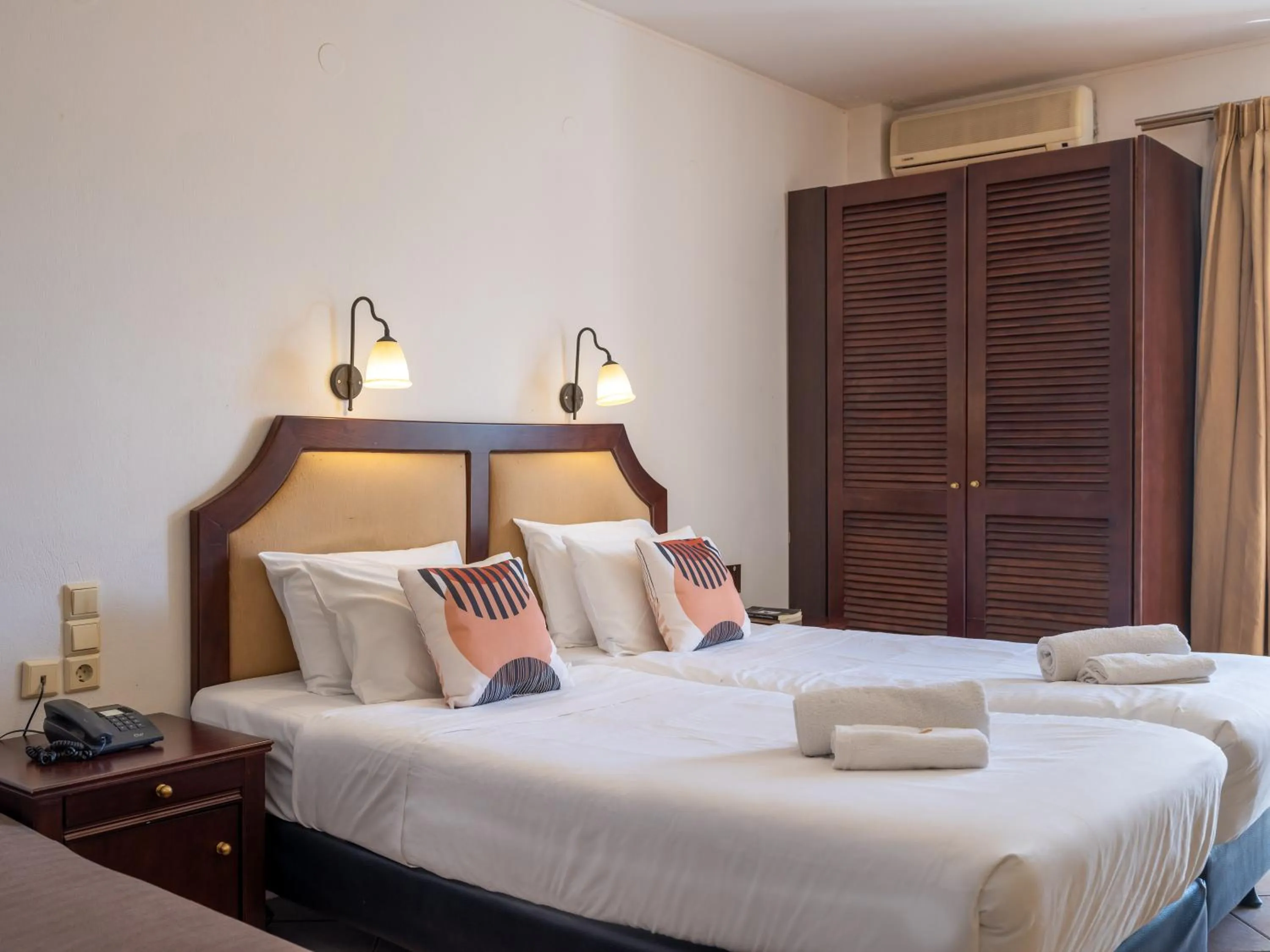 Shower, Bed in Manos Maria Hotel