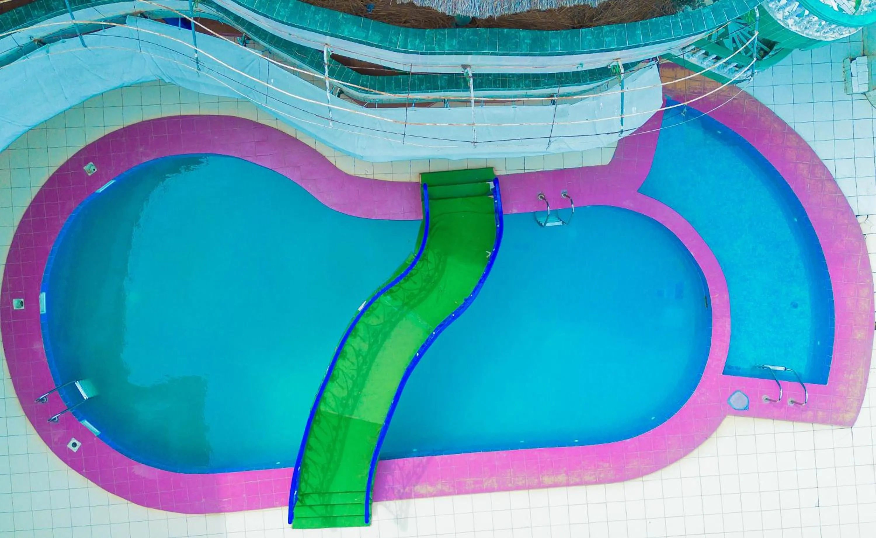 Swimming pool in New Green Horse Hotel