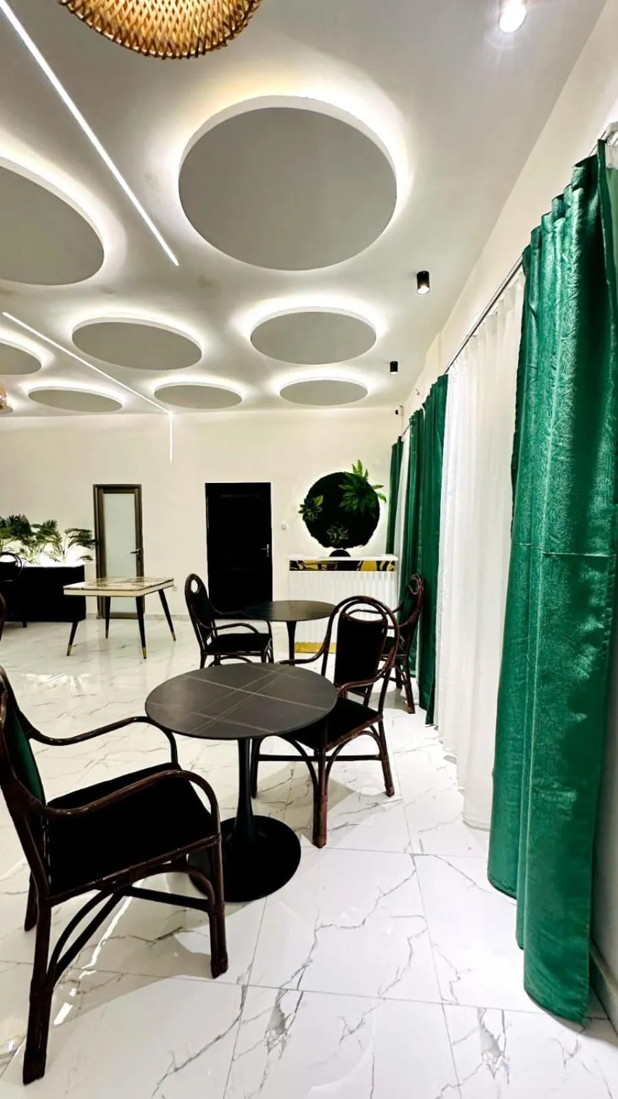 Restaurant/places to eat in New Green Horse Hotel