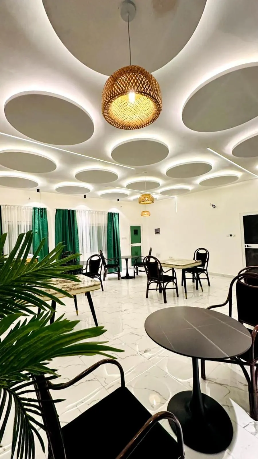 Restaurant/places to eat in New Green Horse Hotel