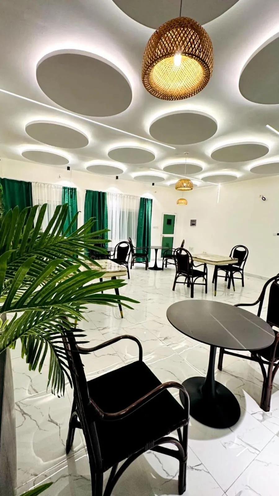 Restaurant/places to eat in New Green Horse Hotel