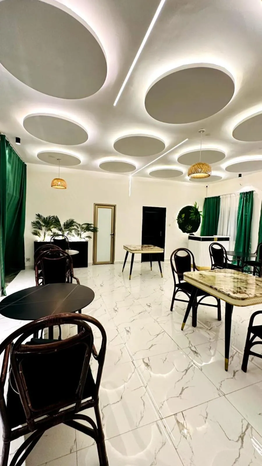 Restaurant/places to eat in New Green Horse Hotel