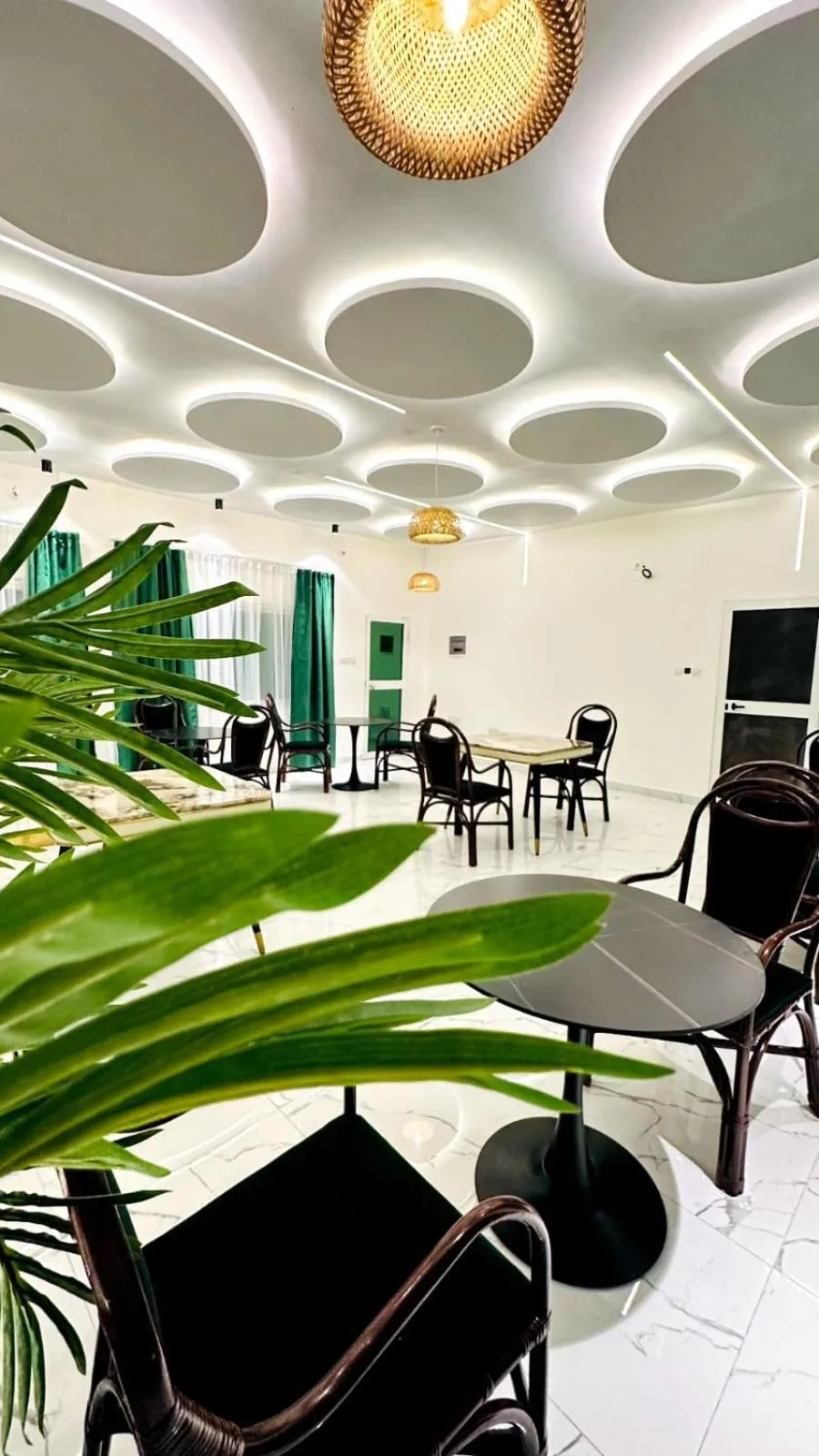 Restaurant/places to eat in New Green Horse Hotel