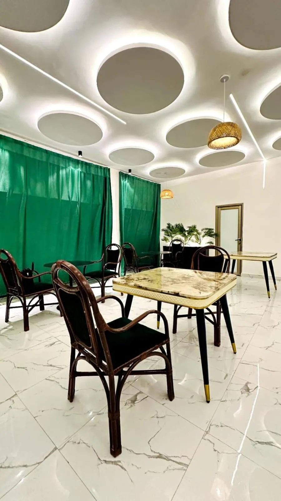Restaurant/places to eat in New Green Horse Hotel
