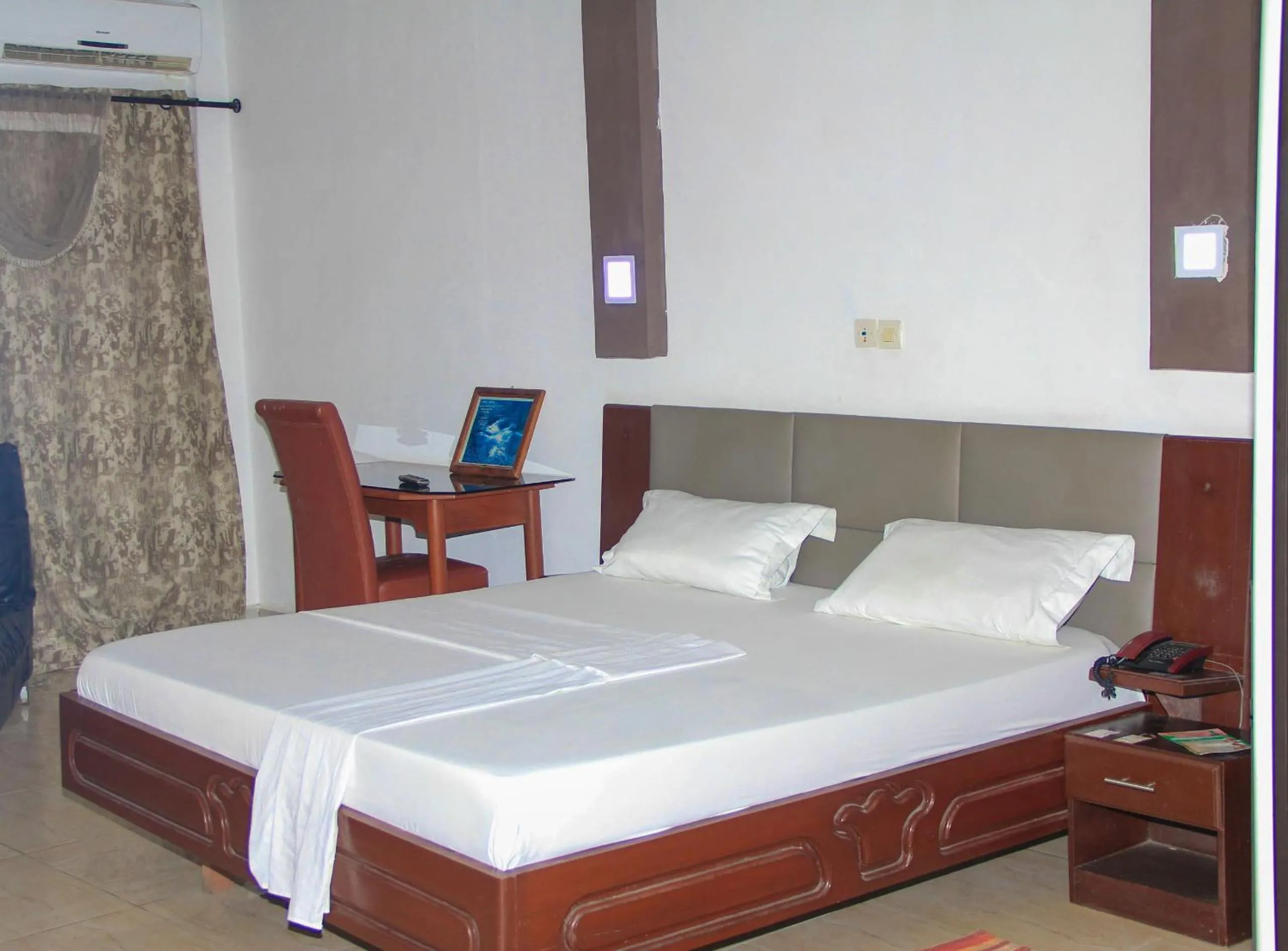 Bedroom, Bed in New Green Horse Hotel